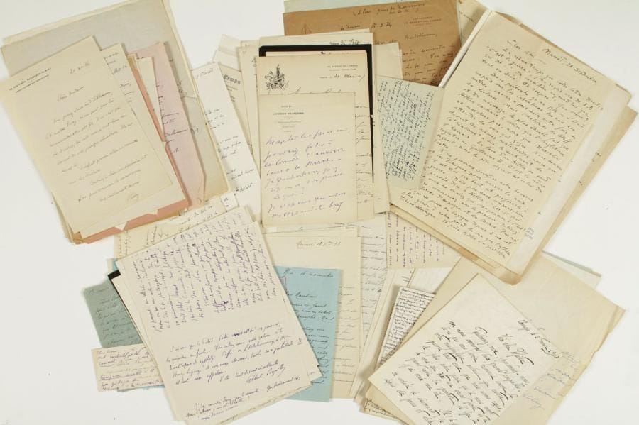 LITTÉRATURE A-K. Environ 150 lettres ou pièces, la plupart L.A.S. adressées à Maurice Delamain, des éditions Stock.    Adolphe Aderer (19, à Henry Lapauze ou Daniel-Lesueur), Denys Amiel (3), Claude Aveline (2), Albert Bazaillas (15 à H. Lapauze), Jeanne Bemer-Sauvan (7), André Berry (poème), André Billy, Jeanne Léon Bloy (3 sur l'oeuvre de Bloy, plus 6 de René Martineau, P. Termier...), Bernard Bouvier (12, notamment sur le journal d'Amiel), Robert Brasillach, Josef Breitbach (3), Tony Burnand, Jean-Marie Carré (2), Maurice Chapelan, Andrée Chedid, Gabriel Chevalier, Joseph Cressot (11), Jean-Paul de Dadelsen (2), Lucien Descaves (3), Jacques Doucet (4 à A. Thérive, 1944-1945), Pierre Drieu la Rochelle, Georges Duhamel, Henri Duvernois, Peter Egge, Paul Eluard (enveloppe), Pierre Emmanuel, Raymond Escholier, Émile Fabre (à J. Richepin, plus qqs lettres au même), Henri Fauconnier (2), Edmond Fleg, Maurice Fombeure, Paul Fort, Franc-Nohain (2), Gaston Gallimard, Marie Gevers (3), André Gide, Louis Gillet, Jean Giono, Victor Giraud, Jean Godefroy (7 à E. Champion), Henri Gouhier, Fernand Gregh, Paul Guimard, Sacha Guitry, Pierre Hamp, Paul Hazard, Henri Ghéon, Émile Henriot (3), Franz Hellens, René Huyghe, Edmond Jaloux (2), Ernest Jaubert (3), Alfred Jolivet, Pierre-Jean Jouve, etc.