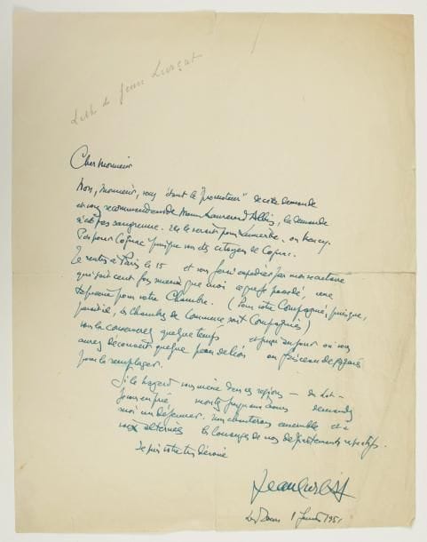 Jean LURÇAT (1892-1966)
L.A.S., les Tours 1er février 1951, [à Maurice Delamain] ; 1 page in-4 (fente au pli réparée).    Non, la demande de son correspondant n'est pas saugrenue : « Pas pour Cognac puisque vous êtes citoyen de Cognac ». Il lui fera expédier « par mon secrétaire, qui sait cent fois mieux que moi ce que je possède, une tapisserie pour votre Chambre. (Pour votre Compagnie, puisque, paraît-il, les Chambres de Commerce sont Compagnies) vous la conserverez quelque temps, et jusqu'au jour où vous aurez découvert quelque peau de lion ou faisceau de sagaies pour la remplacer ». S'il vient dans le Lot, « montez jusqu'aux Tours demandez moi un déjeuner, nous chanterons ensemble et à vois alternées les louanges de nos départements respectifs »...