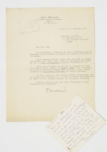 Paul morand (1888-1976)
L.S. et L.A.S., 1938-1965, à Maurice Delamain, des éditions Stock ; 1 page in-4 à son en-tête, et 1 page obl. in-12.    27 octobre 1938. Il réclame la somme de 1500 francs de droits d'auteur à François Le Grix, qui a publié, malgré son refus, sa préface à l'ouvrage d'Harry Martinson, Voyage sans but (Stock 1938) ; il lui en avait bien demandé l'autorisation, mais trop tard : « Ainsi que ma lettre en avisait M. François Le Grix ces pages étaient vendues au Figaro, comme j'ai l'habitude de le faire lorsqu'il s'agit d'une préface »... 1er mai 1965. Il remercie Delamain pour sa « précieuse consultation graphologique (Je n'ose plus vous écrire, redoutant votre oeil perçant !) J'ignorais tout de ce script artificiel ; cela m'explique bien des choses, par exemple l'identique écriture d'une fille de qualité et de la fille de ma concierge ! »...