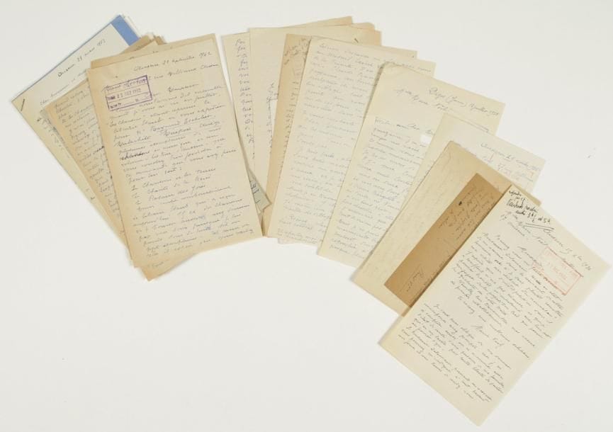 Marie Rouget, dite Marie NOËL (1883-1967)
poétesse. 20 L.A.S. et 2 L.S., Auxerre 1934-1966, à Maurice Delamain ; 35 pages in-8 et in-12.    Intéressante correspondance sur l'édition et les rééditions de ses principaux recueils. 1935. Elle reçoit la nouvelle édition de son livre Les Chansons et les Heures, mais elle a omis de signaler qu'il avait obtenu en 1929 à l'Académie le Prix Heredia. 1936. Elle souhaite qu'on offre de sa part à Francis Poulenc un exemplaire des Chants Sauvages « qui ont une certaine valeur émotive, n'ont aucune valeur musicale pour un homme du métier ». 1938. Elle tient à sa disposition deux contes de Noël et d'autres contes et récits... 1942. Le manque de papier ralentit la réédition des Chansons et les Heures, qu'elle demande d'envoyer à Raymond Escholier avec d'autres de ses ouvrages ; elle souhaite se rendre en zone libre, à Châtillon-sur-Indre pour recopier un manuscrit « dont j'ai un besoin urgent pour mon travail », mais devant les difficultés, elle finit par renoncer au voyage. 1945. Elle envoie le manuscrit du Voyage de Noël dont elle n'est pas très contente : « L'invention est assez gentille. Et édifiante...oh !combien ! Mais le style est de qualité inférieure (mauvaise étoffe). Incorrigible d'ailleurs. Il lui manque l'essentiel : la chaleur de naissance. Un enfant mal venu »... On lui a proposé de donner une conférence sur la poésie française au Congo belge :« Je l'ai refusée... bien qu'on m'eût laissé entrevoir des provisions de... chocolat ! Mais je ne me voyais pas bien, moi si mauvaise parleuse, sans voix ou presque [...] à Léopoldville »... Les Chansons et les Heures ont été publiées au Canada, un de ses contes va paraître dans les Nouvelles littéraires... Les illustrations de R. Arnould pour Anna Bargeton la satisfont : « Aucun contre-sens. Et, bien plus ! l'atmosphère y est. » 1948. Elle demande d'envoyer un exemplaire des Chants d'Automne à Van Dooren à Bruxelles pour une anthologie. 1952. Elle va être opérée des yeux. 1953. Pour illustrer les Contes de Noël, « je n