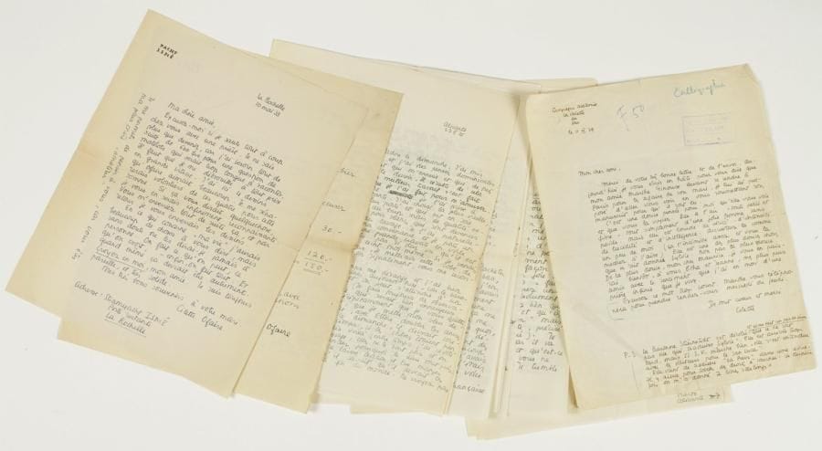 Cilette OFAIRE (1891-1964)
navigatrice et écrivain suisse. 13 L.A.S., 1933-1939, à Maurice et Etha Delamain ; 44 pages in-4.    Belle et intéressante correspondance où l'on suit Cilette Ofaire sur son bateau l'Ismé, en compagnie de son fidèle navigateur, Ettore Barrocco et sa famille. De La Rochelle, elle gagne le Portugal, puis l'Espagne, Alicante, et Ibiza. Ces lettres amicales, parfois longues, montrent une femme énergique et généreuse, partagée entre le désir de peindre et celui d'écrire.  Alicante 23 février 1935 : Elle envoie deux dessins et un conte, Grains de rien, qu'elle espère voir prendre par la N.R.F. 2 août : par manque d'argent, elle a proposé à des membres de sa famille de lui acheter des aquarelles, et elle est désagréablement surprise par les réactions de certains, qui n'ont pas su apprécier son talent et ses efforts ; elle envoie des manuscrits : La Vieille, Félicité et Le premier pas : « c'est très difficile de faire des choses tellement courtes, j'y travaille à grand peine (j'écris 40 à 50 pages pour en avoir 5 ou 6) [...] Je me demande pourquoi je fais tout (écrire ou peindre) tellement difficilement : c'est une vraie lutte. Et pourquoi tant de gens sont persuadés que ça me vient tout seul ? »... 9 septembre : dans une période d'abattement, elle apprécie leur amitié « Vous êtes parmi les très rares personnes desquelles je pense que, pour elles, ça vaut la peine que je me tienne ». La couverture de l'édition de San Luca en Amérique, chez Simon et Schuster, ne lui plait guère, mais les critiques sont bonnes ; elle a des soucis avec son bateau dont elle doit remplacer l'hélice, qu'elle n'a pas les moyens de payer ; elle attend toujours l'argent d'Excelsior à qui elle envoie encore deux nouvelles, La robe verte et Une poignée de terre ; elle voudrait écrire un livre sur l'Ismé.... 6 novembre : elle manque cruellement d'argent et doit payer le carénage de son bateau ; elle n'a pas de quoi nourrir correctement son équipage, mais elle a reçu un paquet de critiques d'Amérique où