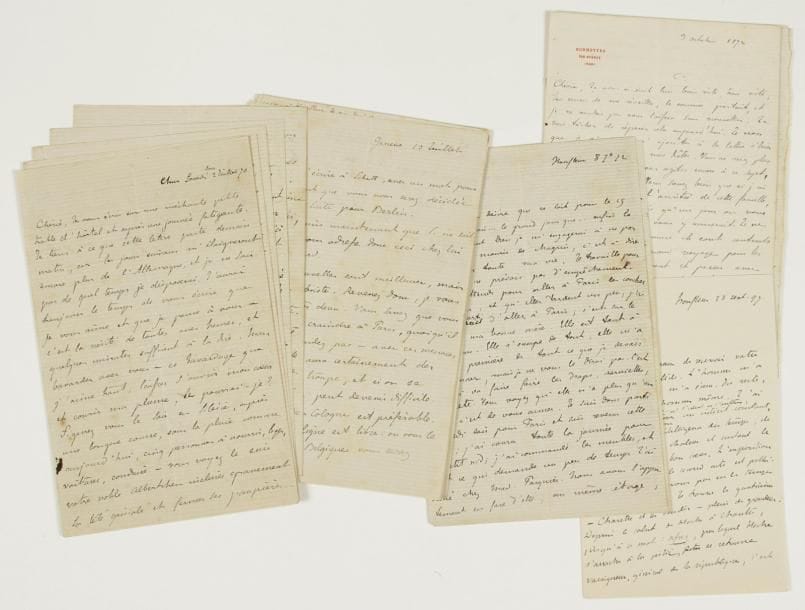 Albert SOREL (1842-1906)
historien. 14 L.A.S., 1870-1872, à sa fiancée Albertine Meyer ; 57 pages in-8.    Belle correspondance amoureuse à sa fiancée, jeune femme, d'origine allemande et protestante, qu'il épousera le 15 octobre 1872 à Herzberg en Saxe, après avoir obtenu difficilement le consentement de ses parents. En 1870, il voyage en Italie et lui décrit les paysages des lacs ; les rumeurs de guerre, dès le mois de juillet, l'inquiètent et l'incitent à faire revenir sa fiancée à Paris ; il lui conseille divers itinéraires... L'année 1872 voit les préparatifs du mariage, papiers, autorisations, installation de la future demeure parisienne, toilettes, projets de voyage de noces... Au fil des lettres, Albert Sorel évoque ses lectures (le Journal d'Eugénie de Guérin : « C'est, vrai, pur, sain ») et son travail : il a commencé à lire à des amis Docteur Egra, « la première partie a beaucoup intéressé tout le monde ; on a envie de savoir la suite et on me presse. On a l'air de trouver le début en progrès sur La Grande Falaise »... Etc. On joint 4 brouillons de lettres à des amis pour leur annoncer son mariage, 2 L.A.S., 1877 et 1897, à un confrère à propos de la pièce de Paul Déroulède [La Mort de Hoche], et une L.A.S. d'Auguste Dorchain.