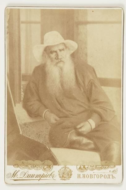 [Léon TOLSTOÏ (1828-1910)]
Photographie ; papier albuminé monté sur carte à la marque du photographe, 16,2 x 10,4 cm.    Photographie par M. Duumpiebr à Nijni Novgorod, représentant l'écrivain en tunique, bottes et grand chapeau blanc, assis devant une fenêtre.