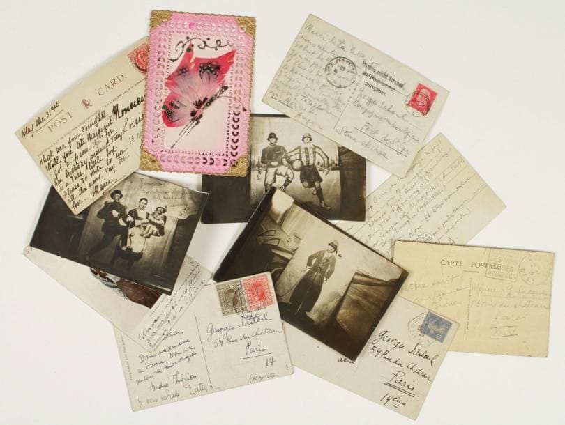 Louis ARAGON (1897-1982)
2 cartes postales a.s. (une « A. »), [1930 et s.d.], à Georges Sadoul ; 2 cartes postales illustrées, dont une au crayon avec adresse.     [Berlin 27-3-1930]. Il annonce son retour en début de semaine. « Je n'ai pas de nouvelles d'Éluard, donc rien à te donner à faire. J'espère que tu as des nouvelles de Thirion ?»... - Carte décorée d'une photo d'un couple d'amoureux retouchée en couleur : « Comme tu peux le voir par le paysage ci-joint nous sommes dans un pays tout simplement féerique ». Il donne son adresse à l'Hôtel Perrot de Grez-sur-Loing ; il envoie « la copie de Mitropolski (3 feuillets) et celle de Denis Lesveque (4 feuillets). C'est toujours ça. Mes hommages à Nora. Et Elsa vous salue longuement tous les deux ». Il trace 6 « x » alignés : « Ce ne sont pas des baisers, mais des signes de croix, ne pas confondre »... On joint 2 cartes postales à Louis Aragon par Marie (1909) et Lillian (1911) ; 4 cartes postales a.s. adressées à Georges Sadoul par André Thirion ; plus 3 amusantes photographies foraines (noir et blanc, 9 x 13 cm), dont une dédicacée « au nourrisson Sadoul, plus méchant et beaucoup moins joli »...