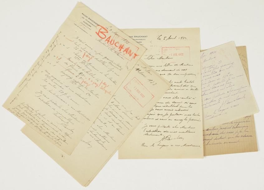 André BAUCHANT (1873-1958)
7 L.A.S., Auzouer (Indre et Loire) 1932-1938, [à Maurice Delamain, des éditions Stock] ; 9 pages format divers, 5 lettres à son en-tête (marques au crayon rouge).    Belle correspondance du peintre naïf à un collectionneur. 3 mars 1932. Il lui envoie 7 toiles, dont il dresse la liste (1 toile charentaise distillerie, 1 château des Mureaux et la Mauldre, Cap d'Antibes, fleurs, etc.) avec les prix : « Comme la galerie n'envoie rien depuis longtemps je me recommande à vous pour tâcher de me trouver des amateurs aux prix indiqués (sous grand silence il ne faudrait pas que Mme Bucher sache le prix que je fais) ». Il est en train de travailler à de « charmants travaux », bientôt terminés... 11 mars, il désire savoir si les toiles sont bien arrivées, en bonne condition, et demande son appréciation... 14 mars, envoi de 6 nouvelles toiles : Paysage, Rencontre, Au bord de la mer, Chasseur de chamois, Scène champêtre, etc. Il annonce « que j'ai été désigné pour concourir au Grand prix Goncourt. J'ai accepté. Donc je travaille à 3 grandes toiles »... 18 mars. Il remercie d'un chèque, et prie de présenter ses respects à Jarnac... Il expose bientôt « 3 toiles au musée d'Amsterdam et pense avoir à présenter pour le prix Goncourt 3 bonnes toiles »... 5 avril. Ses trois toiles sont bientôt terminées : « c'est un travail dur que j'ai entrepris, et je pense arriver à sortir quelque chose sans précédent »... 22 mai 1934. Il lui envoie 7 petites toiles, à 150 F en moyenne chaque, pour qu'il fasse son choix... 28 décembre 1938. Il vient à Paris pour faire partir sa tapisserie « au Havre et San Francisco où elle sera exposée. Je retirerai la Chouette de la galerie afin qu'elle me serve à différentes expositions ». Cette toile est très demandée, mais il craint de ne pouvoir « renouveler un tel effort », et préfère la réserver pour Jacques Delamain, qui s'y intéressera sûrement : « Je sais que je n'ai pas fait plaisir à plusieurs marchands de tableaux [...] en disant qu'elle n'était pas à v