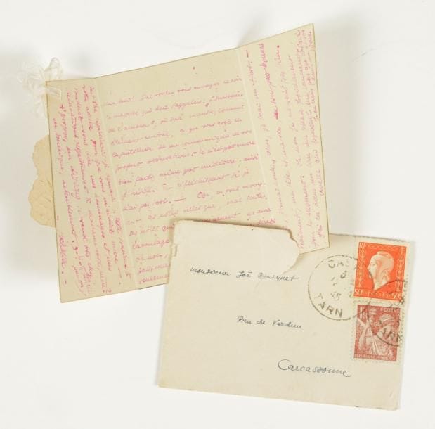 Hans BELLMER
L.A.S, Castres 12 avril 1945, à Joë Bousquet à Carcassonne ; 1 page in-12 à l'encre rose (remplie d'une petite écriture), sur carte pliable avec noeud de soie blanche et collage de deux images de têtes de femmes chromolithographiées, enveloppe.    Il a voulu lui envoyer le chapitre qui doit s'appeler L'Anatomie de l'amour « où sera incrusté, comme élément central, ce que vous avez eu la gentillesse de me communiquer de vos propres observations. - Ce n'est pas encore bien fait, même pas médiocre ». Aussi hésite-t-il à lui envoyer ces notes mal rédigées, par peur d'avoir honte... « Vraiment, ma tête et ma vie ne sont pas bonnes pour le moment. Oh non je ne vais pas bien. [...]. Peut-être expédierais-je demain ce texte soucieux à votre adresse pour que vous m'aidiez encore ». Il le prévient qu'en ce moment un Kisling se vend très cher en Amérique, entre 3 et cinq mille francs...