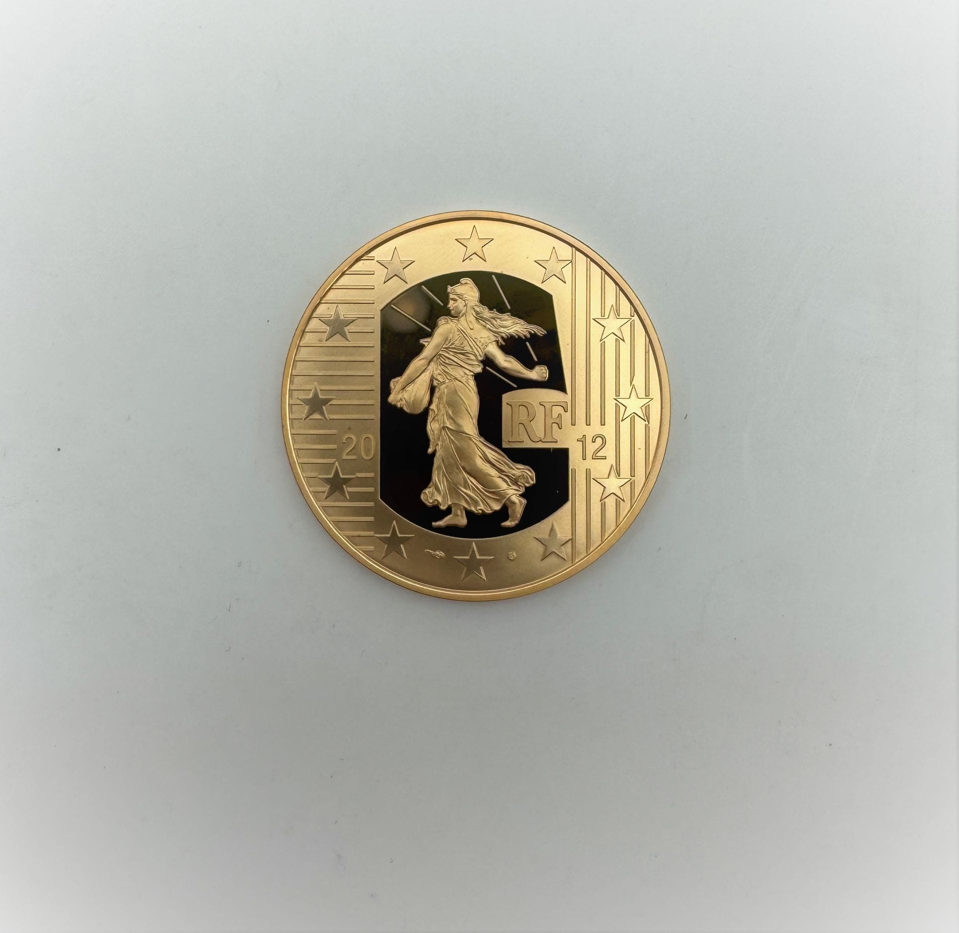 Une pièce en or 900/°°° (22K) de 100 euros. Monnaie de Paris. type Semeuse 2012.
Poids : 17 grammes.
D. 31 mm.
Dans son étui coffret et certificat d'origine. n° 225.
Frais acheteur pièces et lots en or : 9,6% TTC -  8% HT