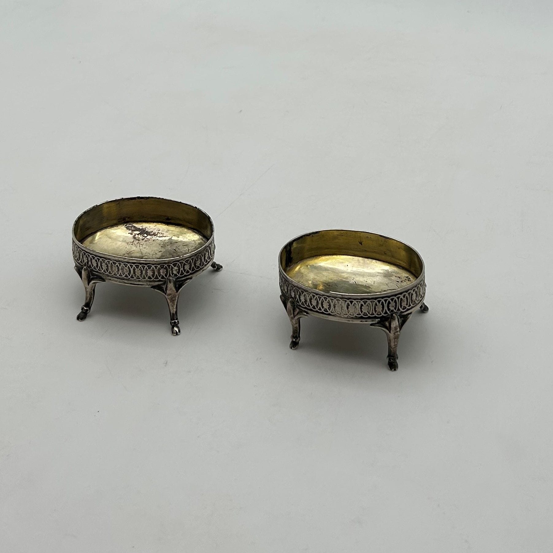 AUSTRIA-HUNGARY from1807
Pair of silver Salières 800/°°°.
Net weight: 130 grams.
Silver lot buyer's charges: 20% incl. VAT - 16.67% excl.