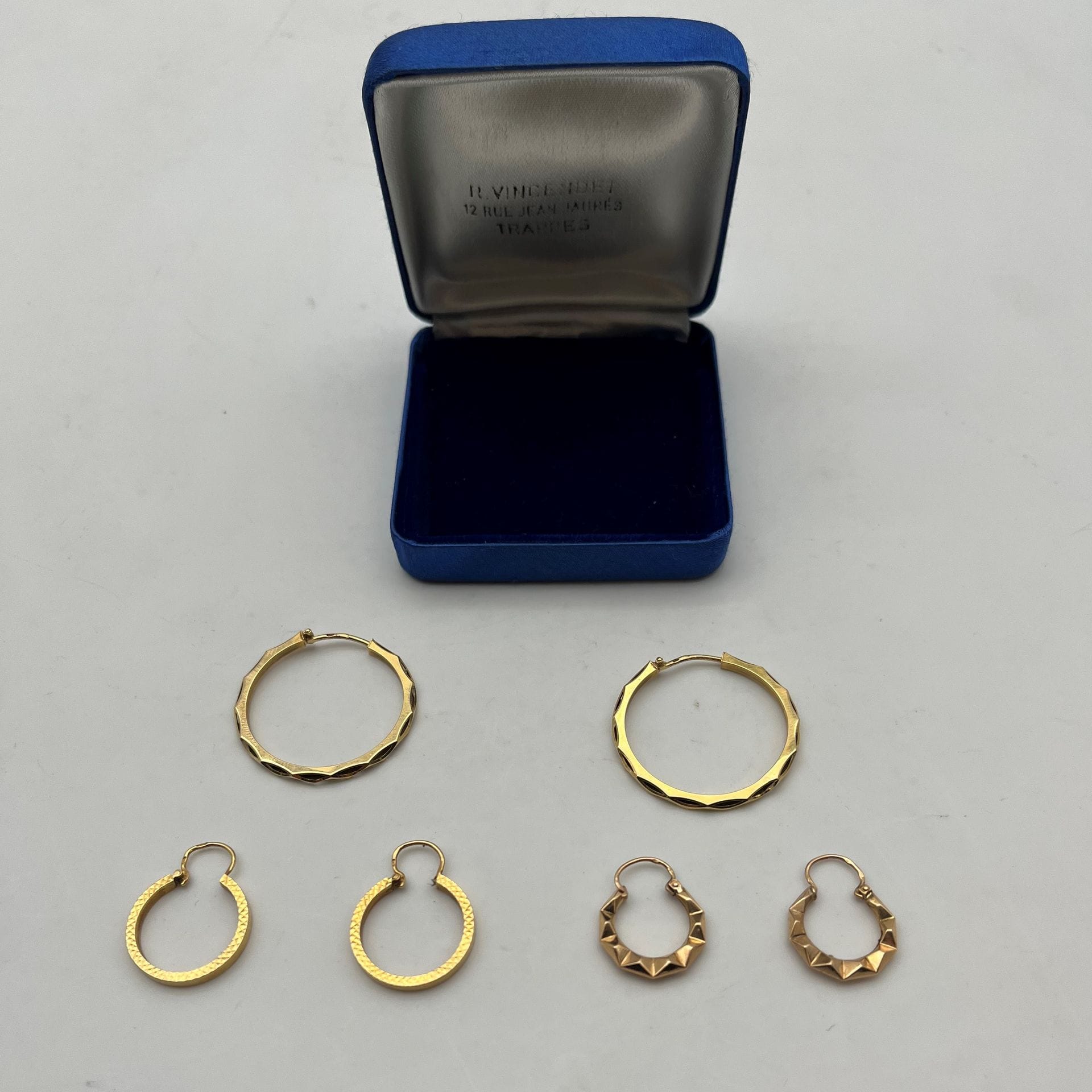 3 paires de créoles en or 750/°°°.
Poids net : 6,5 g

Frais acheteur pièces et lots en or : 9,6% TTC -  8% HT