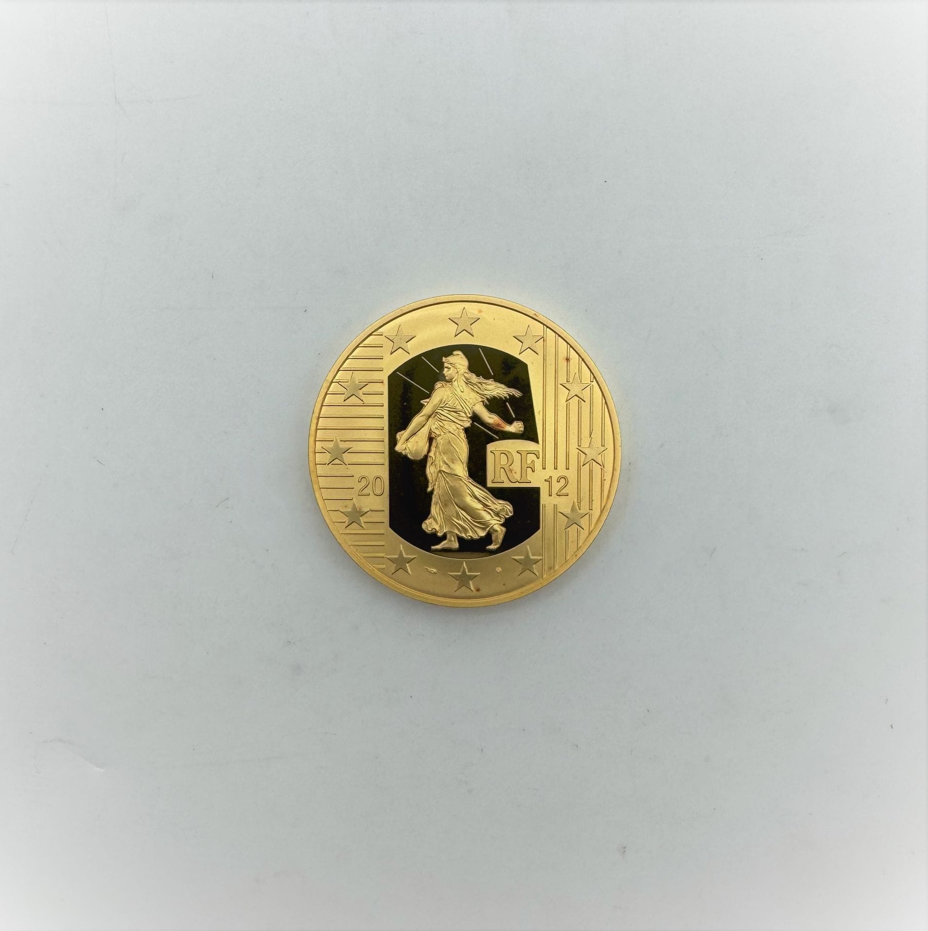 1 Pièce en or 999/°°° 24 K de 250 euros. Monnaie de Paris, Type Semeuse 2012.
Poids : 62,208 grammes.
D. 37mm.
n° 102
Dans son étui, coffret et certificat joint.
Frais acheteur pièces et lots en or : 9,6% TTC -  8% HT
