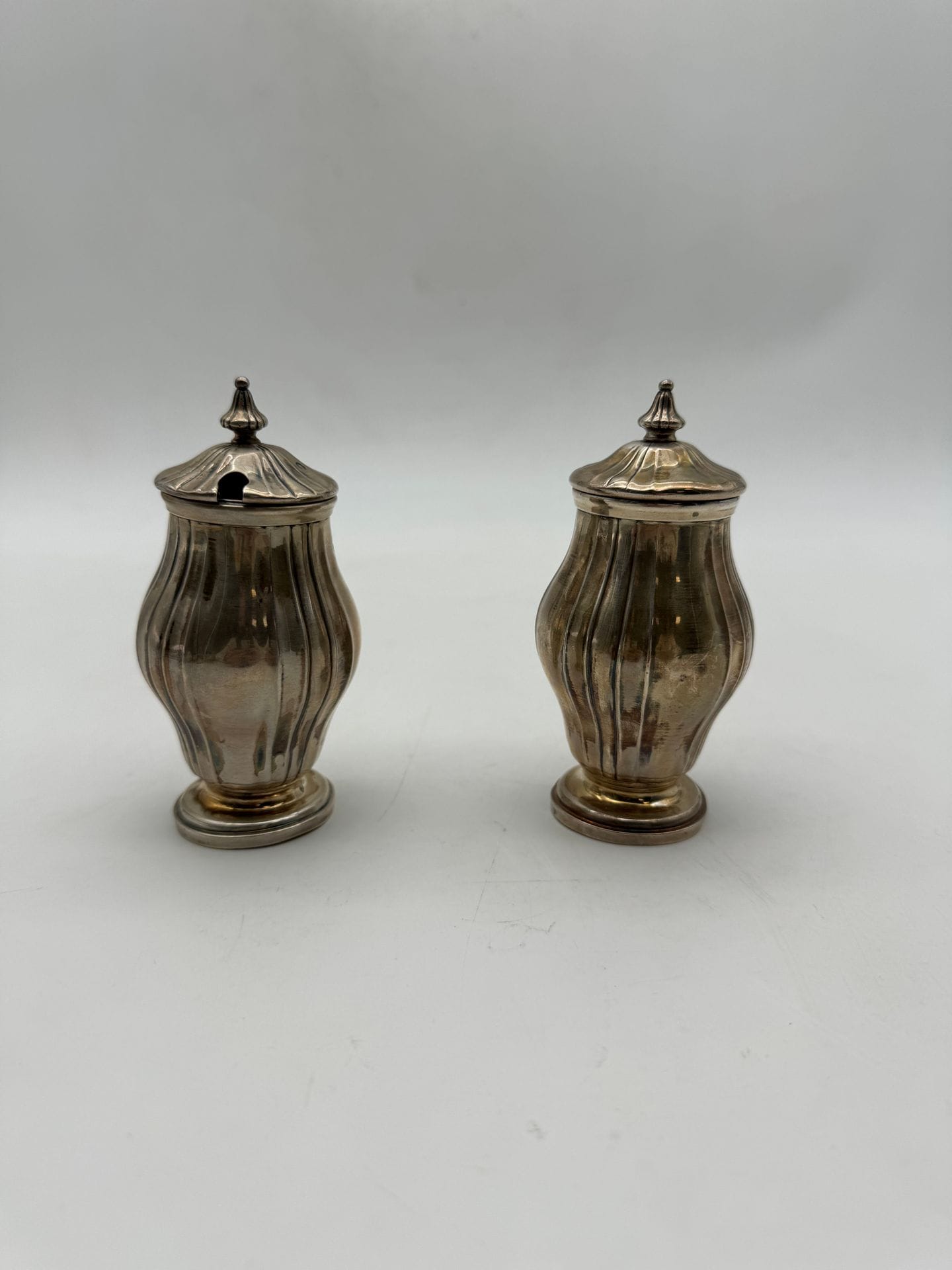 Silver mustard pot and pepper pot
Pb: 266g
in order
Buyer's fees for silver lots: 20% incl. VAT - 16.67% excl.