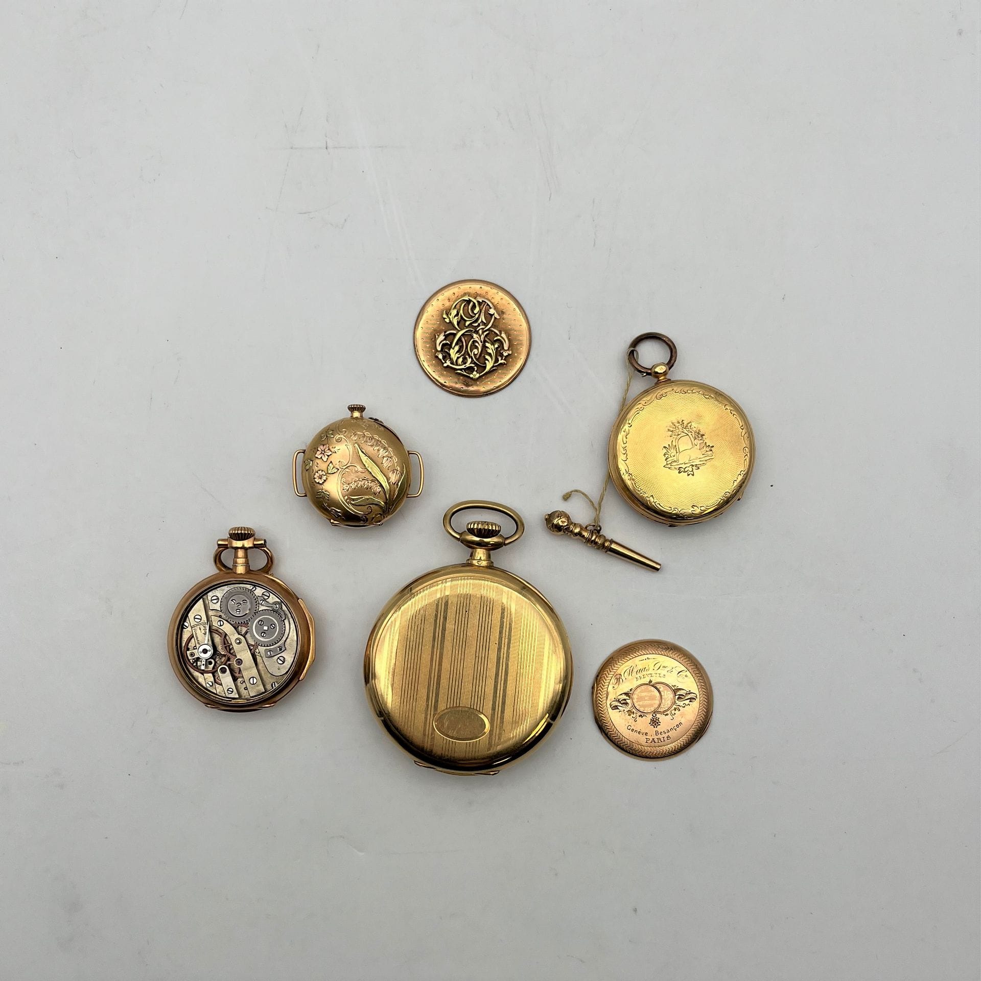 Lot de 3 montres de poches et une montre de col en or750/°°° et 585/°°°.
Poids brut : 156,4 grammes.
Accidents
Frais acheteur pièces et lots en or : 9,6% TTC -  8% HT