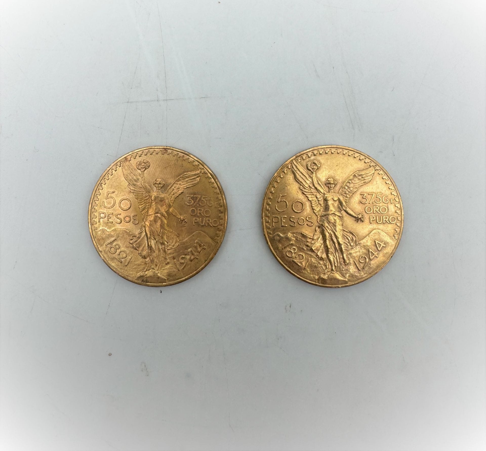 2 pièces de 50 Pesos en or.
Frais acheteur pièces et lots en or : 9,6% TTC -  8% HT