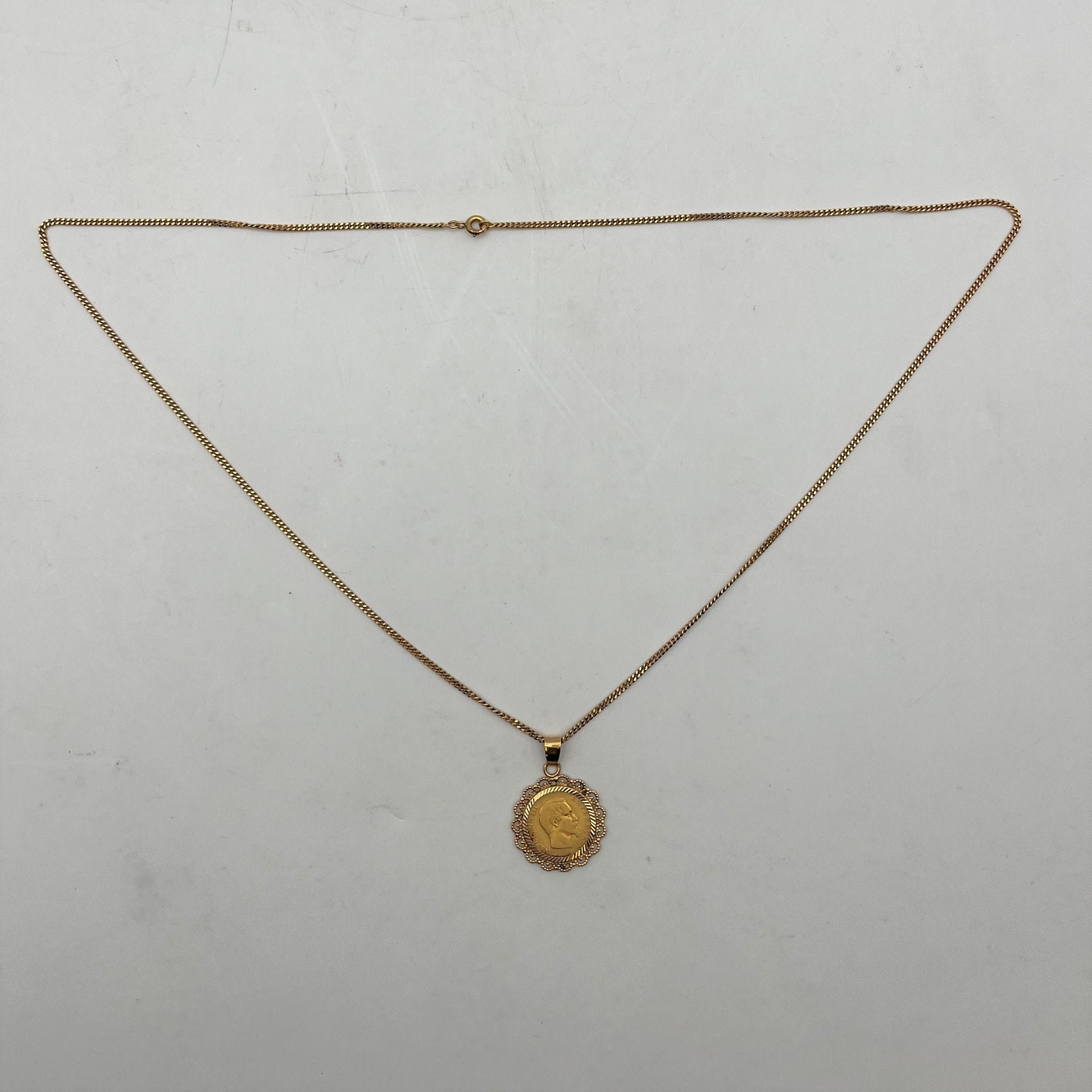 750/°°° gold chain holding a 916/°°° gold medal.
Weight : 15,3 g
Buyer's fees for gold coins and lots: 9.6% incl. VAT - 8% excl.