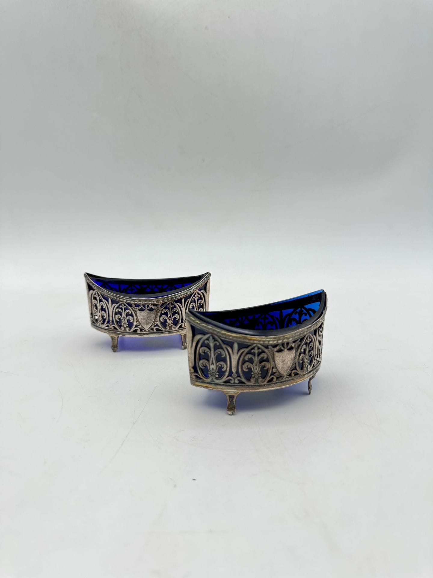 FRANCE 1798-1809
Pair of silver salt cellars 1st title, blue glass interior.
Marked with a rooster.
Weight : 73 g
Silver lot buyer's fees: 20% incl. VAT - 16.67% excl.