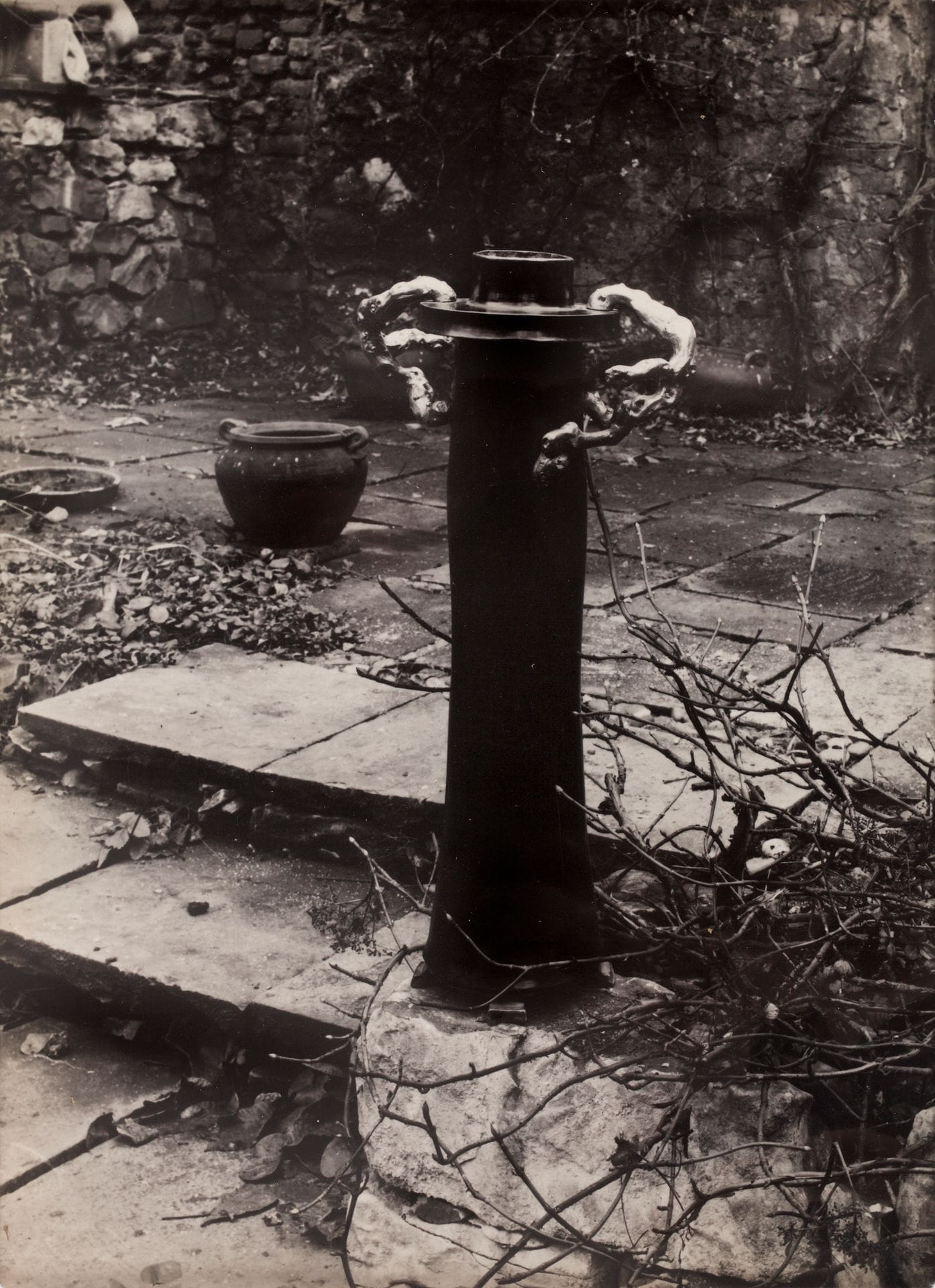 Josef Sudek (1896-1976)
A walk in the magic garden, 1954-1959.
Épreuve argentique d'époque, signée au crayon au verso.
23 x 17,5 cm avec marges