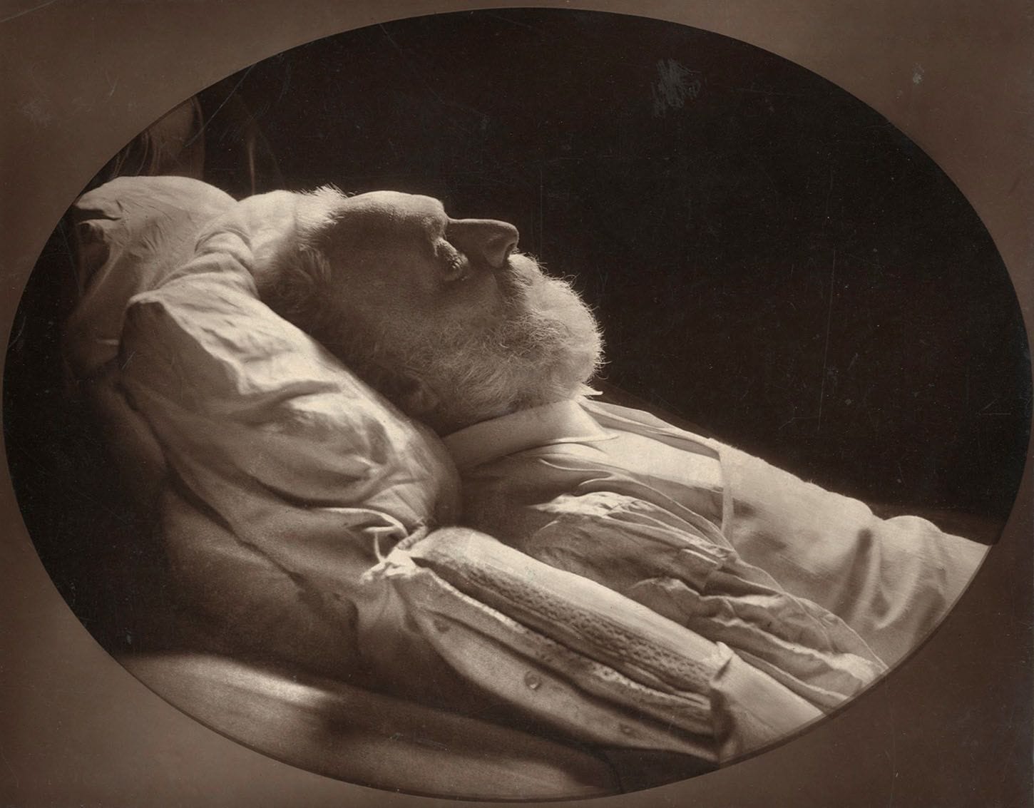 Félix Nadar (1820-1910)
Portrait mortuaire de Victor Hugo, 22 mai 1885.
Photoglyptie contrecollée sur carton. Crédit du photographe, titre et légendes imprimées sur le montage.
19,2 x 24,6 cm.