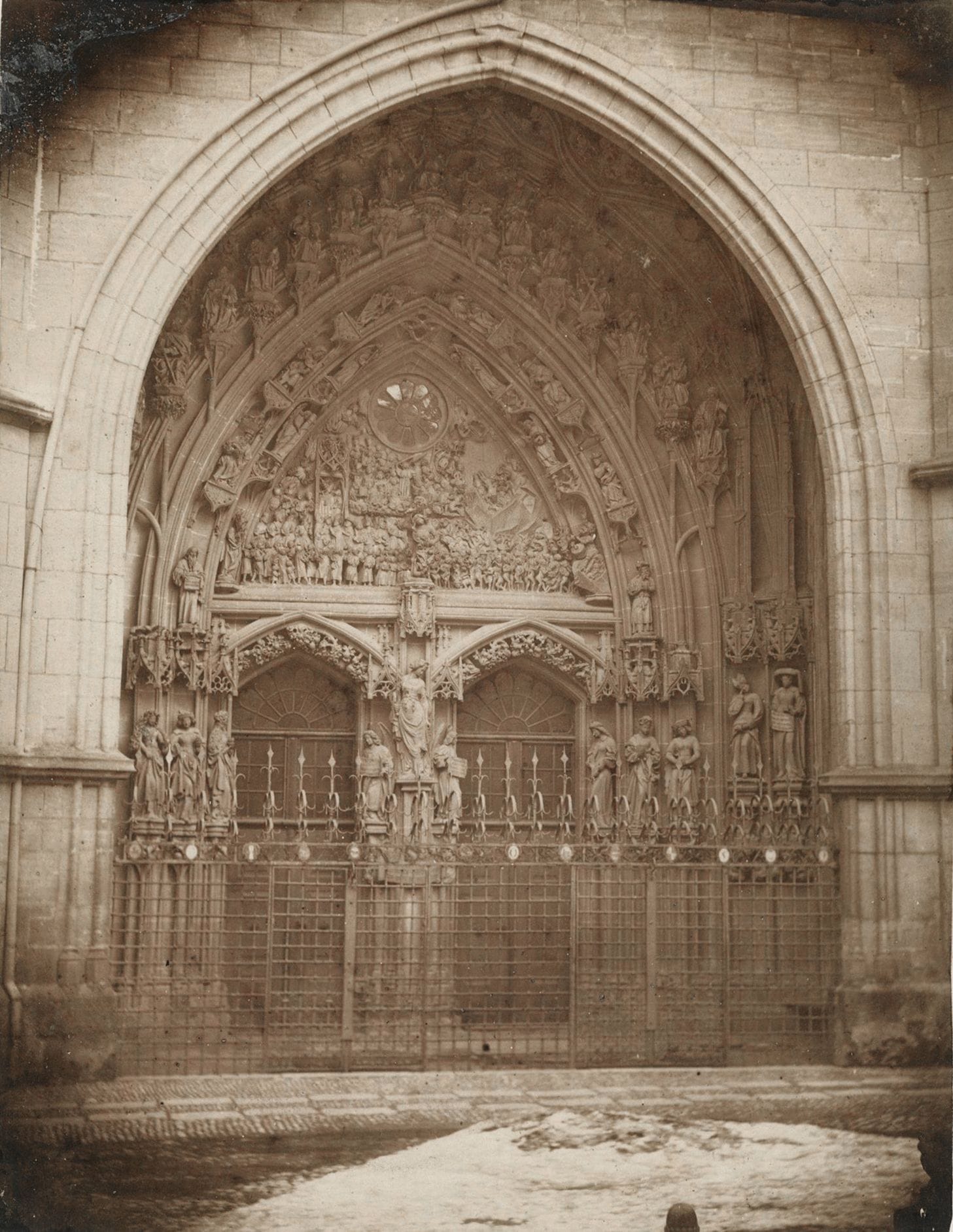 Photographe non identifié
Grand portail de la cathédrale de Berne. Suisse, c. 1850.
Épreuve sur papier salé, contrecollée sur carton. Annotation manuscrite sur le montage.
23,5 x 18,3 cm

On joint une épreuve sur papier albuminé de la Tour de Léandre, Istanbul, c. 1880.