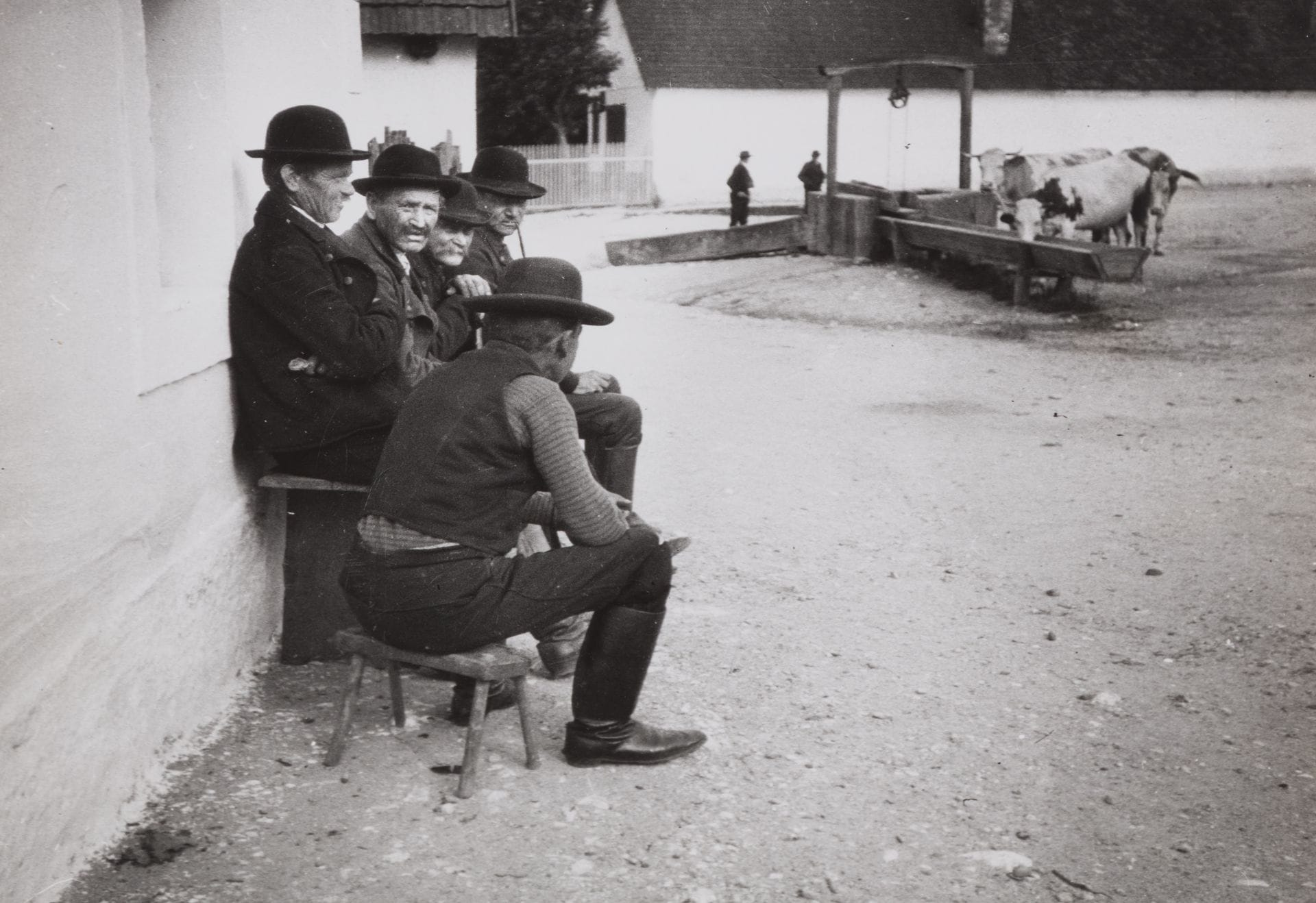 André Kertész (1894-1985)
Pomaz. Hungary, June 11, 1916.
Silver print (c. 1965). Stamp "Photo by - André Kertész", location and date in pencil in the photographer's hand on verso.
Image : 18.6 x 24.6 cm / Sheet : 20.2 x 25.2 cm

Bibliography:
Nicolas Ducrot, André Kertesz, Sixty Years of Photography, London, Penguin Books, 1972, p. 46.