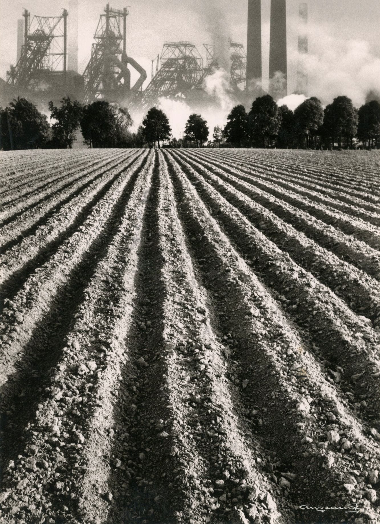 Erich Angenendt (1894-1962)
Stahlwerk [Aciéries], c. 1950.
Épreuve argentique d'époque sur papier Agfa, signée en blanc en bas à droite. Tampon du photographe, titre et annotations manuscrites au verso.
23,3 x 17 cm
