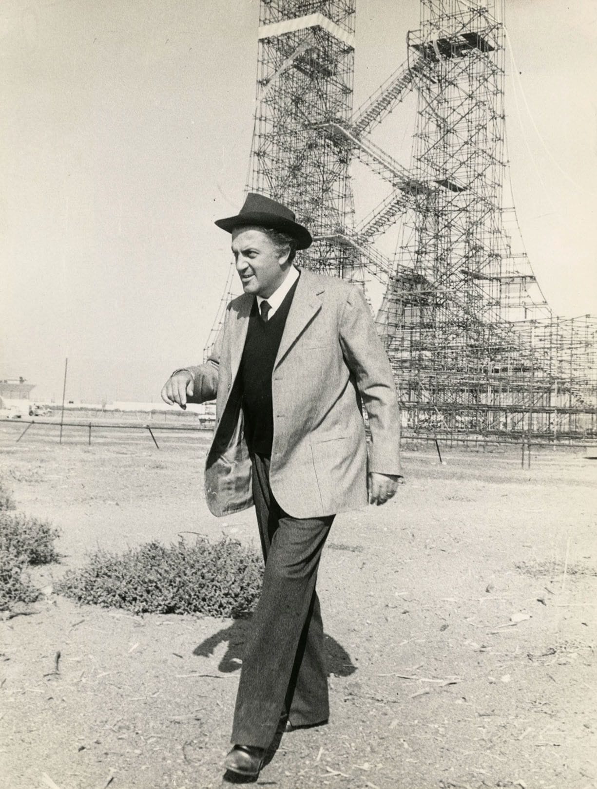 Velio Cioni (1927-2004)
Federico Fellini sur le tournage de Huit et demi, 1963.
Épreuve argentique d'époque. Tampon du photographe et tampons d'agences et légende tapuscrite au verso.
21 x 27,5 cm