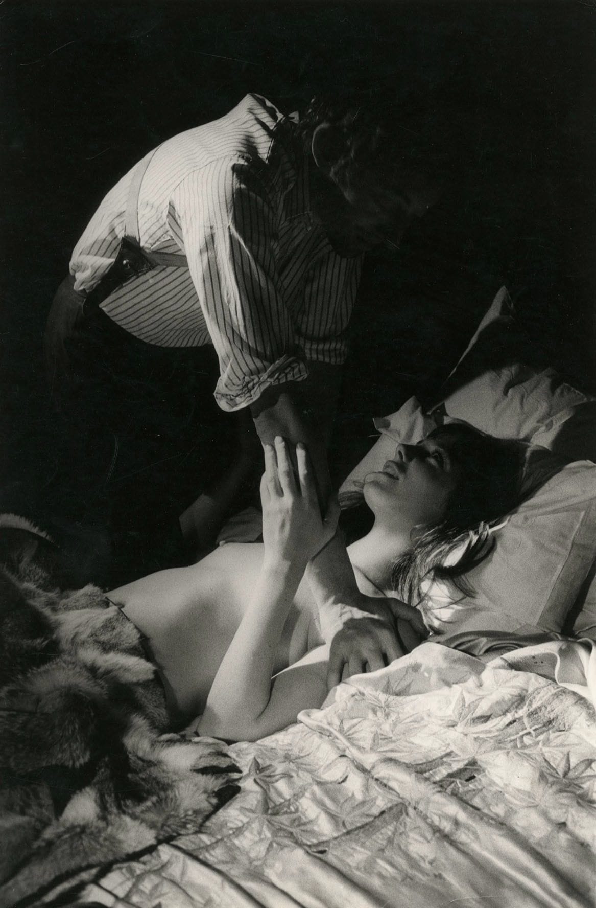Alain Noguès (1937-1976)
Serge Gainsbourg et Jane Birkin dans Slogan de Pierre Grimblat, 1969.
Épreuve argentique d'époque. Tampons du photographe et d'agence, date et annotations manuscrites au verso.
19,8 x 30,3 cm