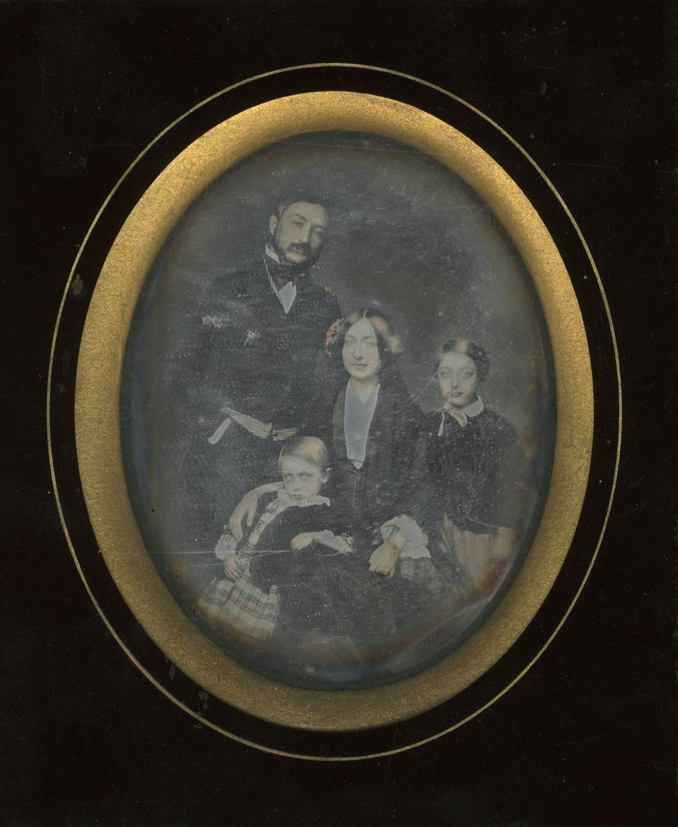 Don Francisco de Leygonie
Famille espagnole. Séville, c. 1855.
Daguerréotype, 1/6e de plaque, dans son montage d’époque. Étiquette "Daguerrotipo por D. Francesco Leygonii - Calle Imperial n°8 Sevilla"à l'encre sur étiquette contrecollée au verso du montage.
9,5 x 7,5 cm à vue