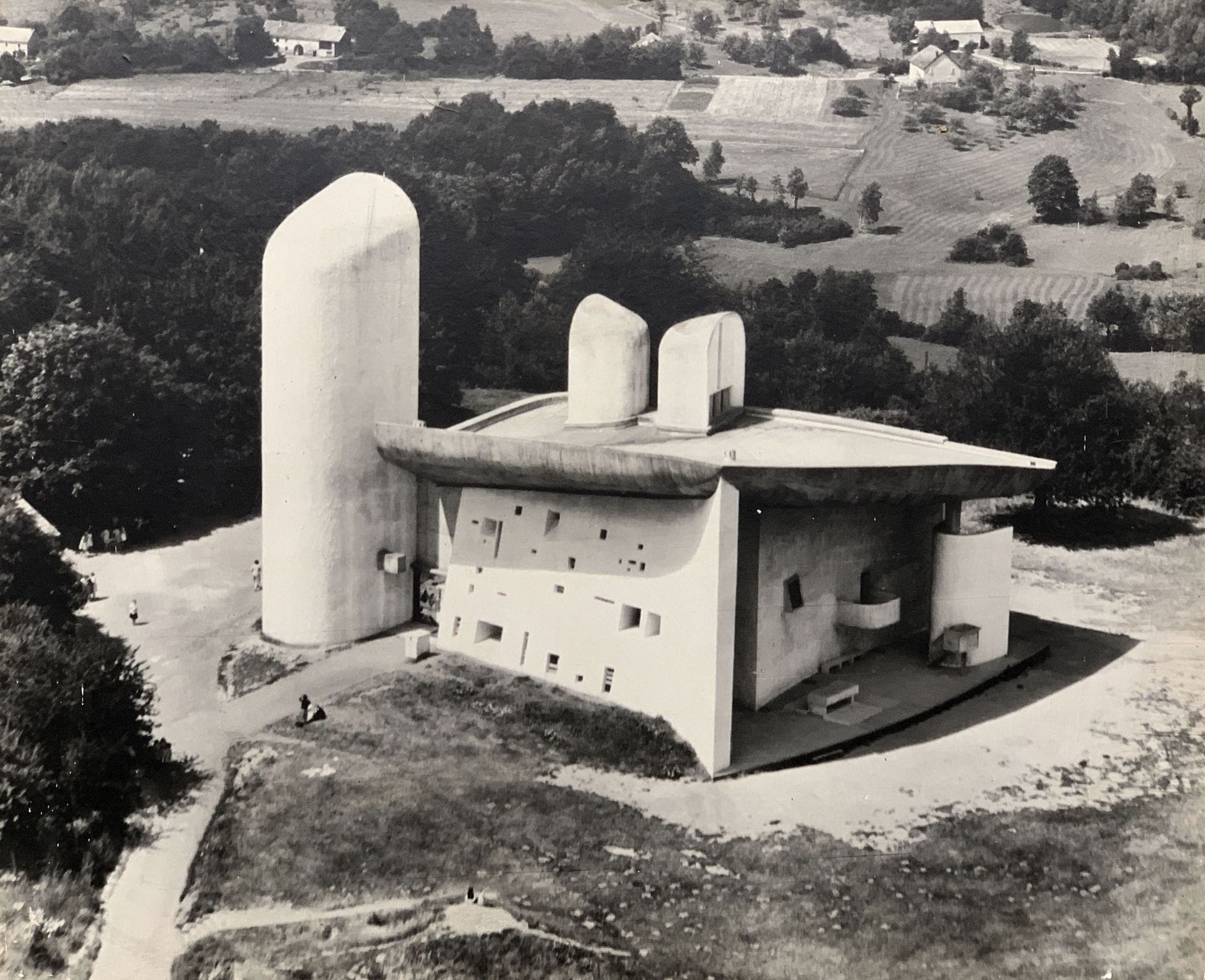 Photographe de l'escadrille de reconnaissance F.84 F.
Chapelle de Ronchamp, construite par Le Corbusier, c. 1955.
Épreuve argentique d'époque, contrecollée sur panneau de bois aggloméré. Légende et crédit tapuscrits sur étiquette contrecollée au verso du panneau.
47,5 x 57,5 cm