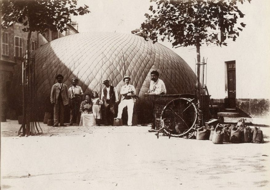 Photographe non identifié
Famille d'aérostiers, c. 1910.
Vues aériennes. Gonflement du ballon. Aérostiers. Installation de la toile. Arènes de Nimes. Ballon en vol. Marseille. Cathédrale Sainte-Marie-Majeure.
Album in-4 oblong en percaline composé d'environ 78 épreuves argentiques d'époque, insérées dans les feuillets.
Format moyen : 9 x 12 cm