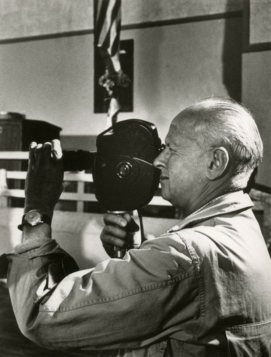 Photographe non identifié
Henri Cartier-Bresson sur le tournage de son reportage Impressions of California, 1970.
Épreuve argentique d'époque sur papier Kodak. Tampon de la date et légendes tapuscrites sur étiquette de presse contrecollée au verso.
Image : 21,2 x 16,4 cm / Feuille : 22,9 x 17,9 cm