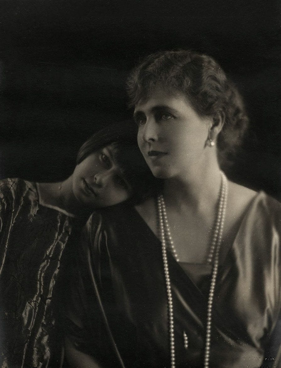 Bertram Park (1883-1972) - Fotografia Julietta and others
Romanian royal family, 1916-1929.
Marie of Edinburgh, Queen of Romania, nurse during the Great War. Marie of Romania and her daughter Ileana. Princess Hélène of Greece with her son Michel, future King of Romania.
Three period silver prints, two of them mounted on cardboard or Japon paper. Numerous credits, photographers' stamps and signatures, handwritten annotations and dates on mounts and prints.
Sizes: 20.5 x 15; 20.5 x 16 and 33.5 x 28 cm