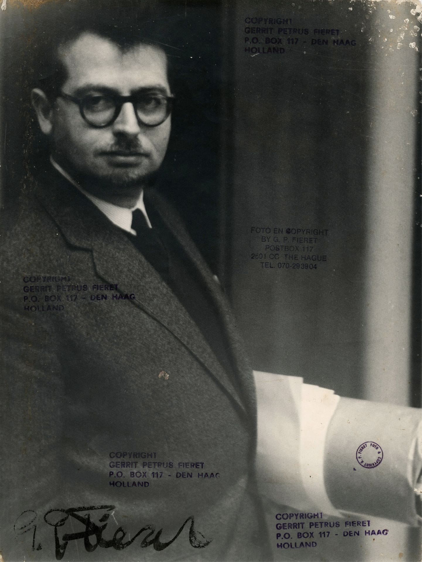 Gerrit Petrus Fieret (1924-2009)
Jean-Claude Lemagny, c. 1970.
Épreuve argentique d'époque. Signature et tampons du photographe sur l'image. Nombreux tampons au verso.
39,5 x 30 cm