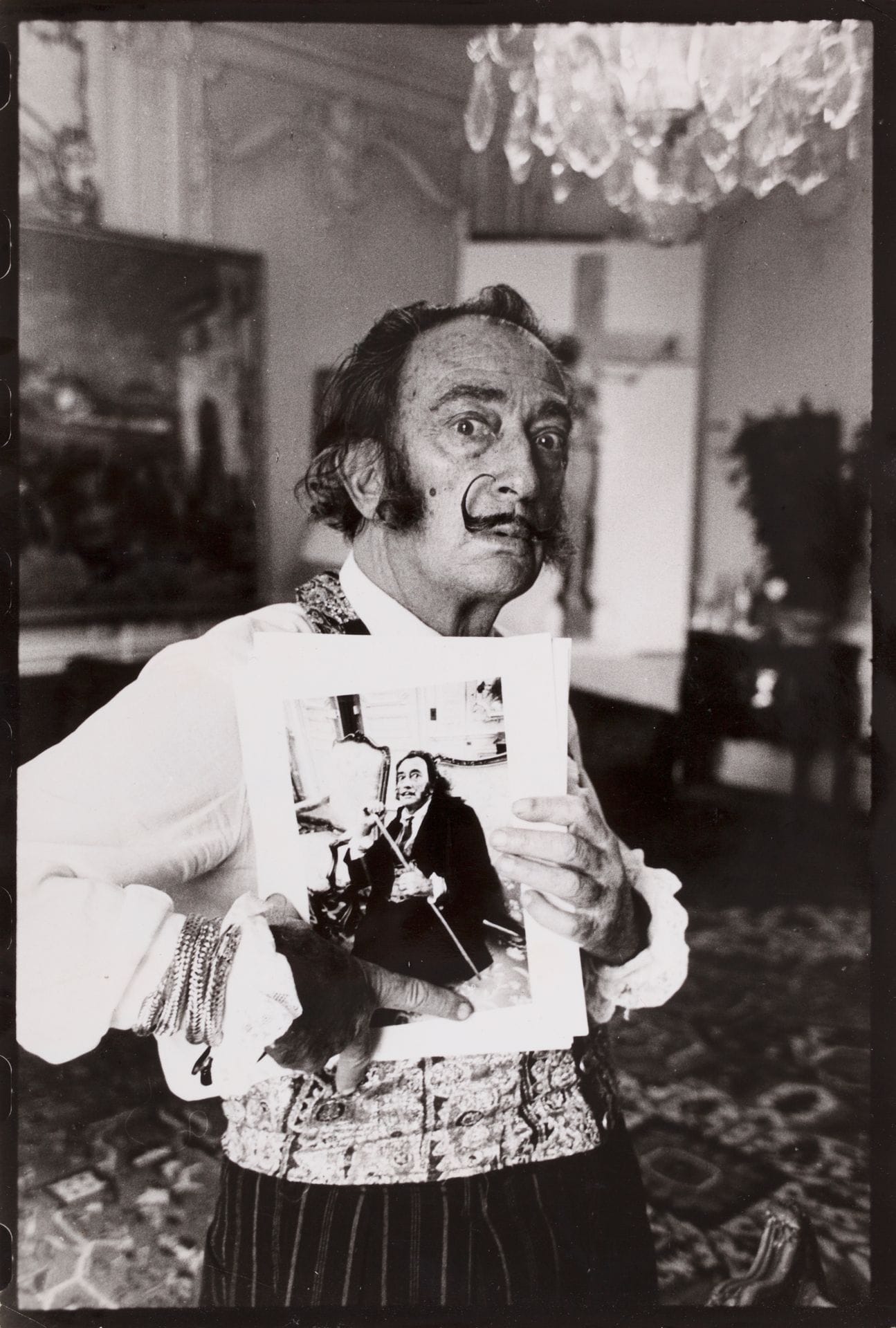 Vaclav Chochola (1923-2005)
Salvador Dali. Paris, 1969.
Épreuve argentique d'époque. Tampon du photographe, signature, légende et date au verso.
24 x 16,5 cm avec marges noires
