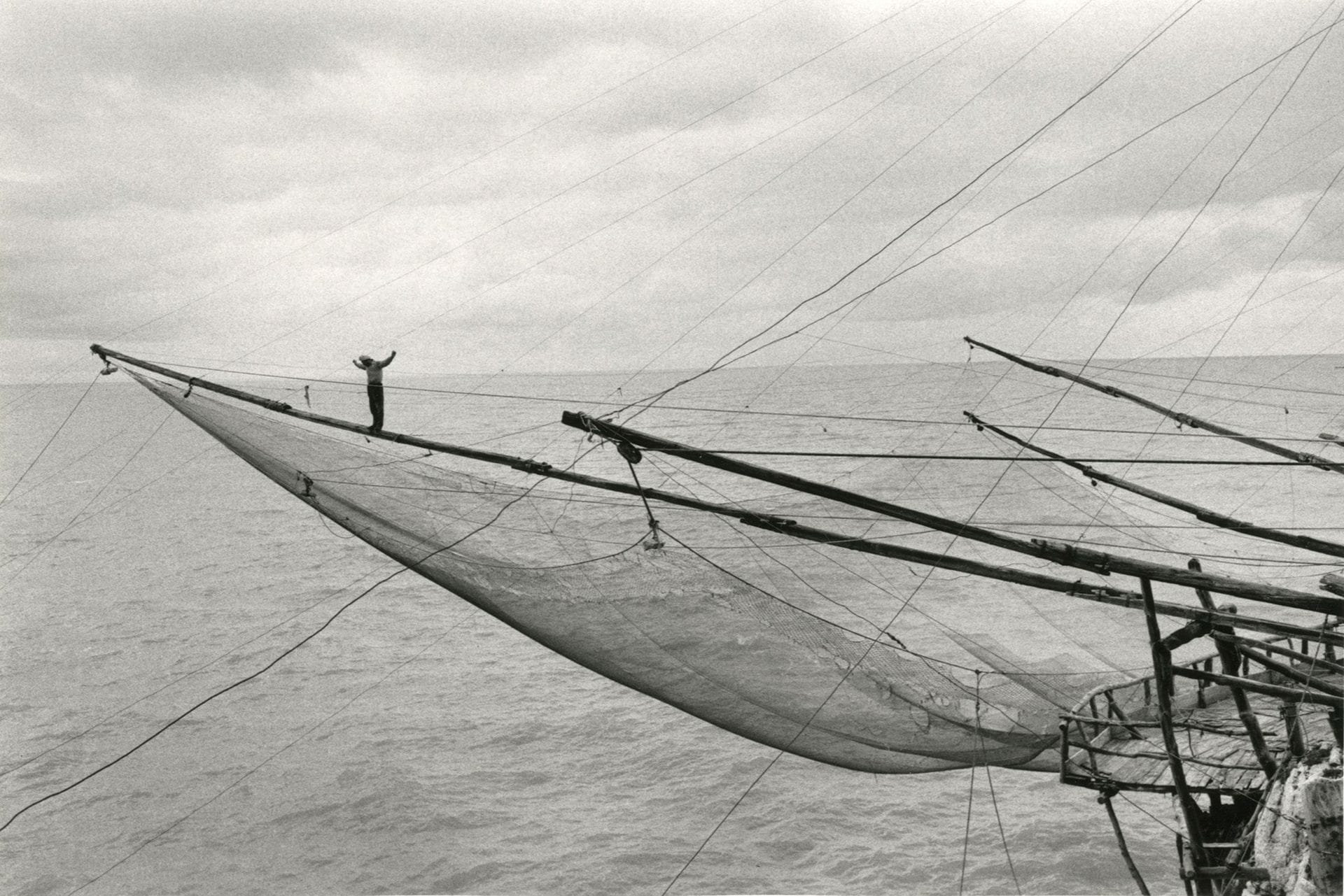 Édouard Boubat (1923-1999)
Pêche au carrelet. Italie, 1957.
Épreuve argentique (c. 1980) signée à l'encre dans la marge inférieure à droite. Signature du photographe, titre et date manuscrit au crayon au verso.
Image: 19,5 x 29,4 cm / Feuille : 23,9 x 30,6 cm