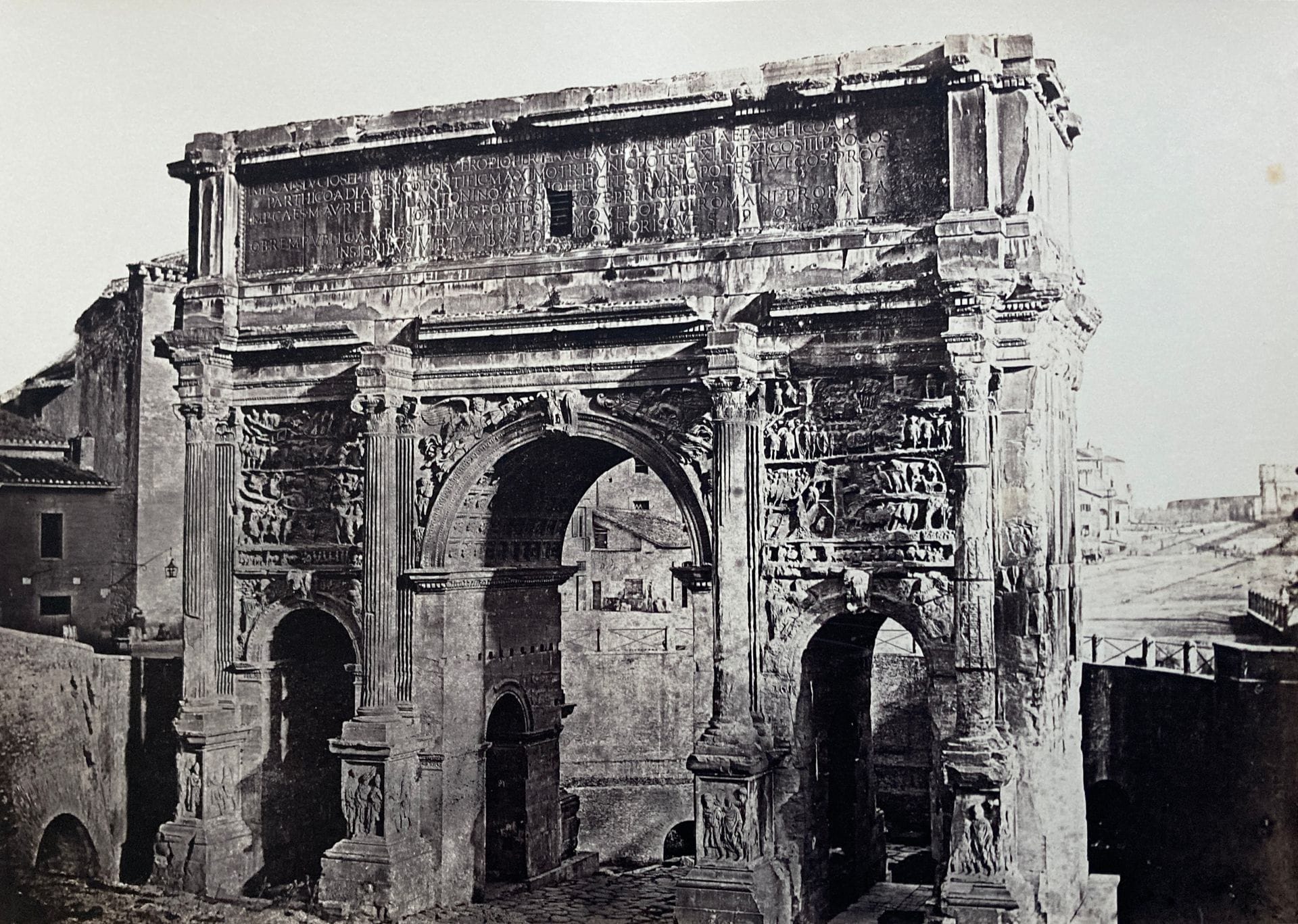 Tommaso Cuccioni - Enrico Van Lint - Carlo Ponti - Carlo Naya - Enrico Verzaschi et divers
Italie, c. 1870-1880.
Rome. Colisé. Château Saint-Ange. Vatican. Forum. Temple de Vesta. Pise. Duomo. Venise. Place Saint-Marc. Rialto. Paestum. Temple de Neptune. Reproductions d'oeuvres d'art.
Album in-folio oblong composé de 29 épreuves sur papier albuminé, contrecollées sur cartons. Nombreux timbres secs et crédits des photographes sur les montages. Quelques légendes tapuscrites et manuscrites aux versos des montages.
Formats : de 18 x 15 à 27 x 35 cm