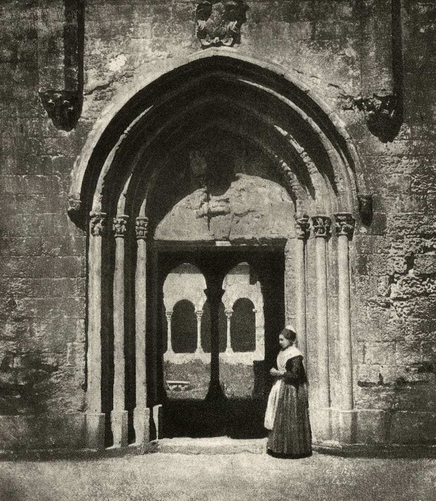 Charles Nègre (1820-1880)
Portail gothique de la galerie sud. Cloître de Saint-Trophime. Arles, 1852.
Héliogravure (réalisée par Pierre Brochet, c. 1990).
Image : 17,2 x 14,8 cm / Feuille : 35,5 x 24,8 cm