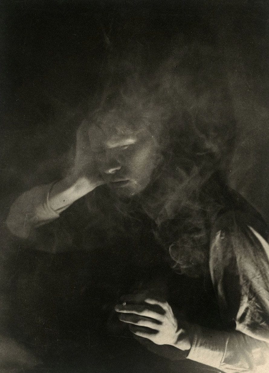 Juho Raunio
Fumeur [tupakoitsija], 1937.
Épreuve argentique velours d'époque (Gevalux), contrecollée sur carton. Nombreuses légendes, dates, annotations et étiquettes de concours finlandais de photographies au verso du montage.
21,8 x 15,8 cm