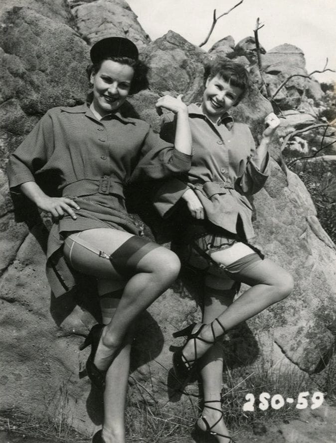 Photographe non identifié
Pin-ups. Nus féminins en duo, c. 1950-1960.
62 épreuves argentiques d'époque.
Format moyen : 12 x 10,5 cm