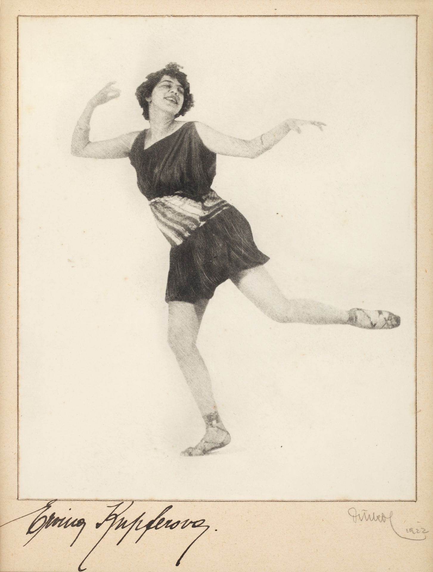 Frantisek Drtikol (1883-1961)
La danseuse Ervina Kupferová en nymphe, 1922.
Épreuve pigmentaire d'époque, contrecollée sur carton, signée, datée et titrée sur le montage en bas.
29 x 24,5 cm - cadre