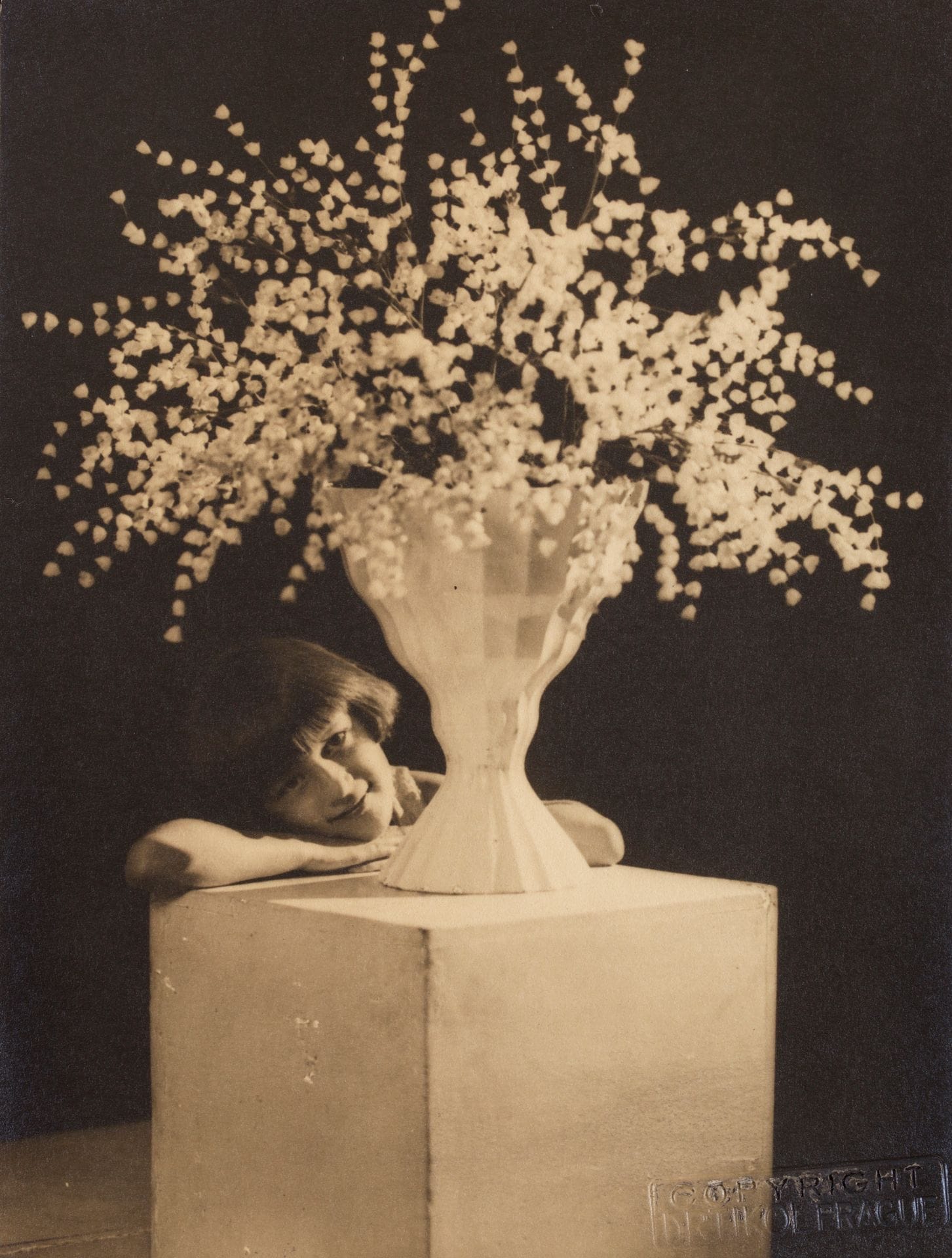 Frantisek Drtikol (1883-1961)
Portrait de la jeune fille au vase, c. 1930.
Épreuve argentique d'époque. Timbre sec " Copyright - Drtikol Prague "
en bas à droite.
15 x 11,3 cm