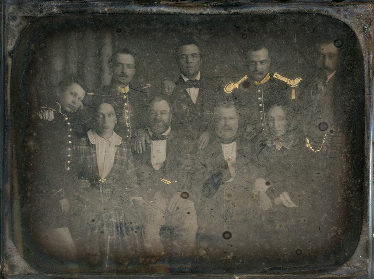 Alexandre Bertrand (1822-1889)
Militaires et leur famille. Paris, 1855.
Daguerréotype 1/2 plaque, rehaussé de peinture dorée, dans son montage d'époque (manque verre de protection). Étiquette du daguerréotypiste avec annotations et date manuscrite, contrecollée au verso.
11,5 x 15 cm à vue