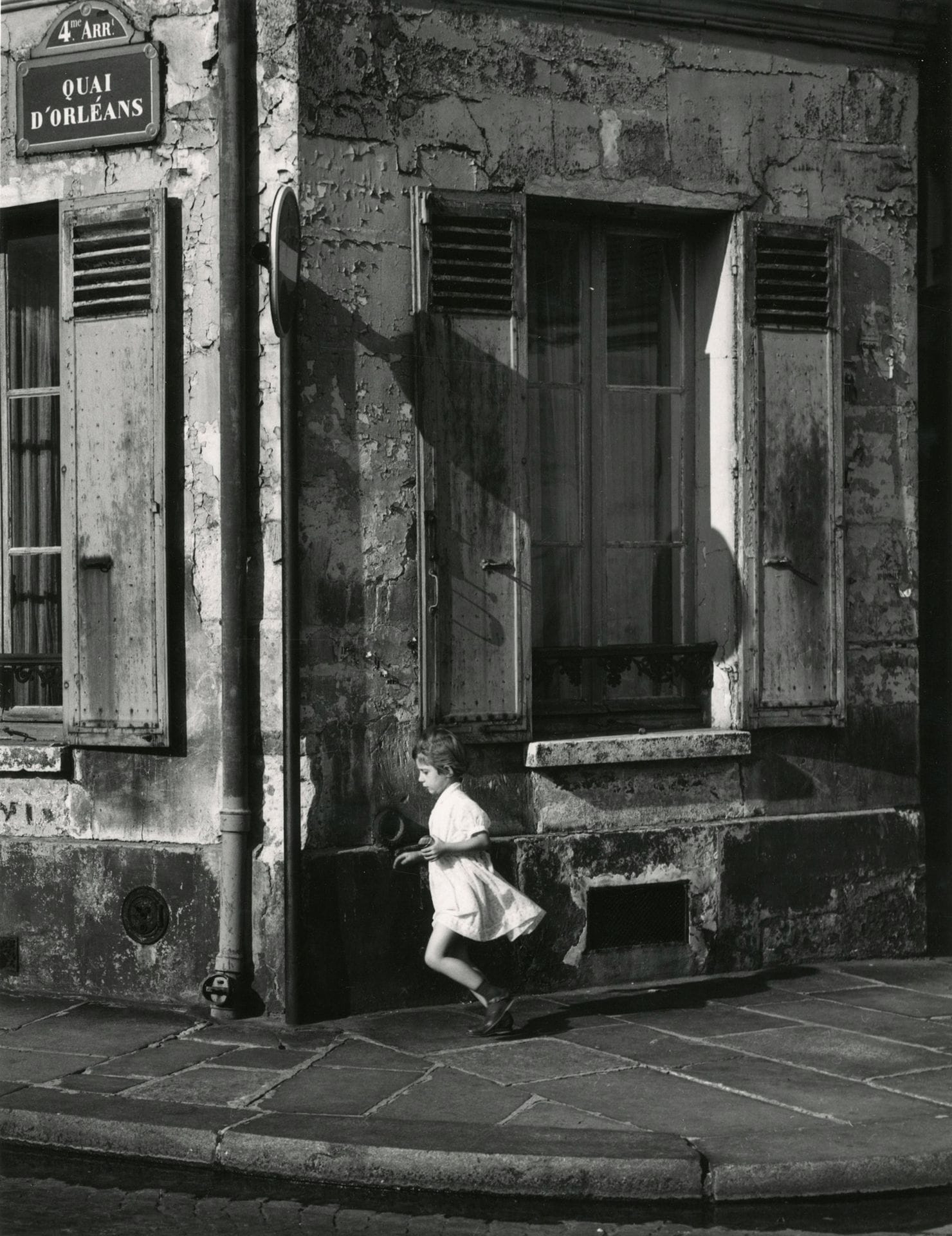 Daniel Masclet (1892-1969)
The Little Running Girl, 1950.
Vintage silver print. Title in pencil and cropping indications on verso.
Image : 29.5 x 22.7 cm / Sheet : 30.5 x 24 cm

A similar print is in the collections of the Centre Pompidou.
