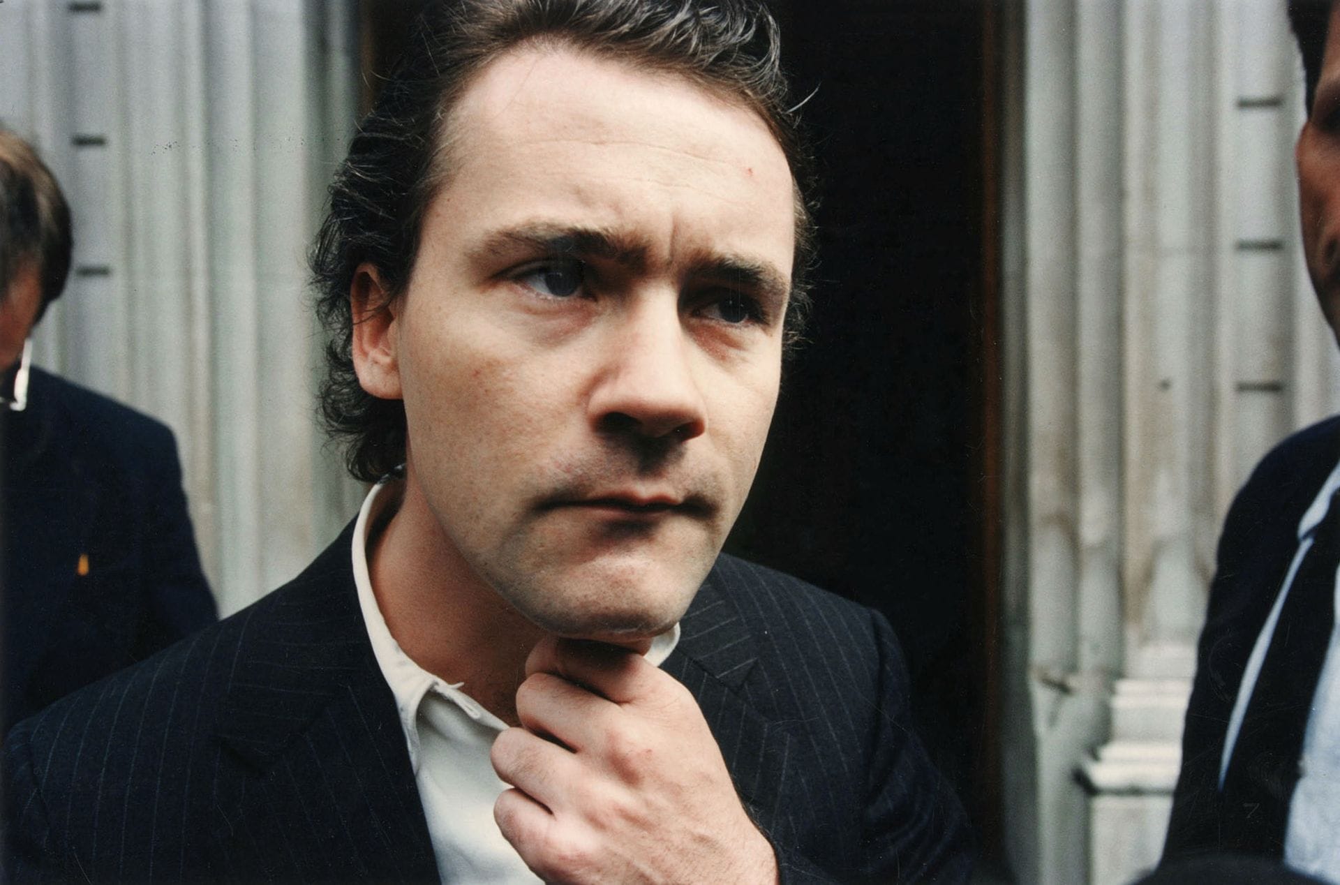 Eward Sykes
Damien Hirst leaves Bow Street. Londres, 1994.
Épreuve chromogénique d'époque sur papier Kodak. Titre, date et signature du photographe dans la marge inférieure. Indications de recadrage dans les marges.
Image : 21,8 x 32,8 cm / Feuille : 28 x 35,5 cm