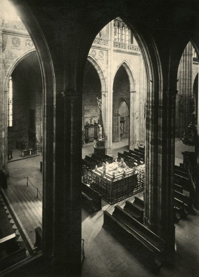 Josef Sudek (1896-1976)
Cathédrale Saint-Vitus. Prague, c. 1950.
Épreuve argentique d'époque. Annotation manuscrite au crayon au verso.
Image : 16 x 11,7 cm / Feuille : 16,8 x 12,3 cm