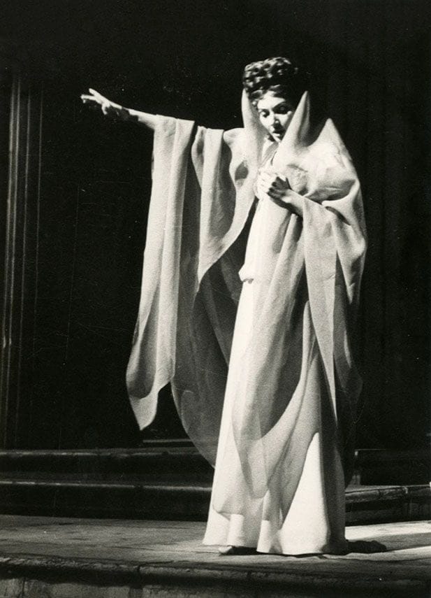 Ezio Piccagliani
Maria Callas à la Scala. Milan, c. 1958.
18 épreuves argentiques d'époque. Tampon "Copyright by E. Piccagliani" aux versos.
Format moyen : 10,5 x 14,5 cm