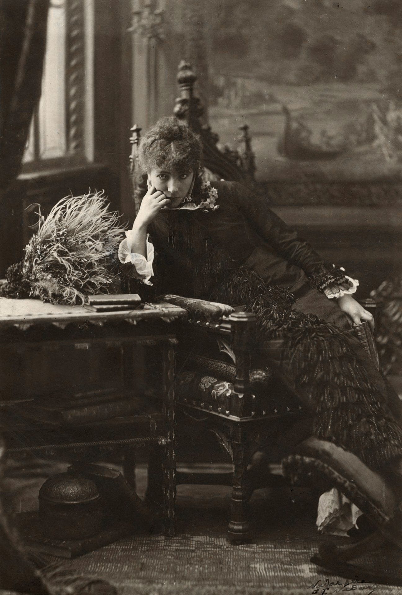 Félix Nadar (1820-1910) - Paul Nadar (1856-1939)
Sarah Bernhardt, c. 1878-1880.
Épreuve argentique, tirée par Paul Nadar (c. 1900), contrecollée sur carton, signée à l'encre par Paul Nadar "Nadar père et P. Nadar" en bas à droite. Titre sur étiquette contrecollée sur le montage en bas. Tampon "Portraits - Nadar - Paris - Rue Bassano" au verso du montage.
28,5 x 19,1 cm