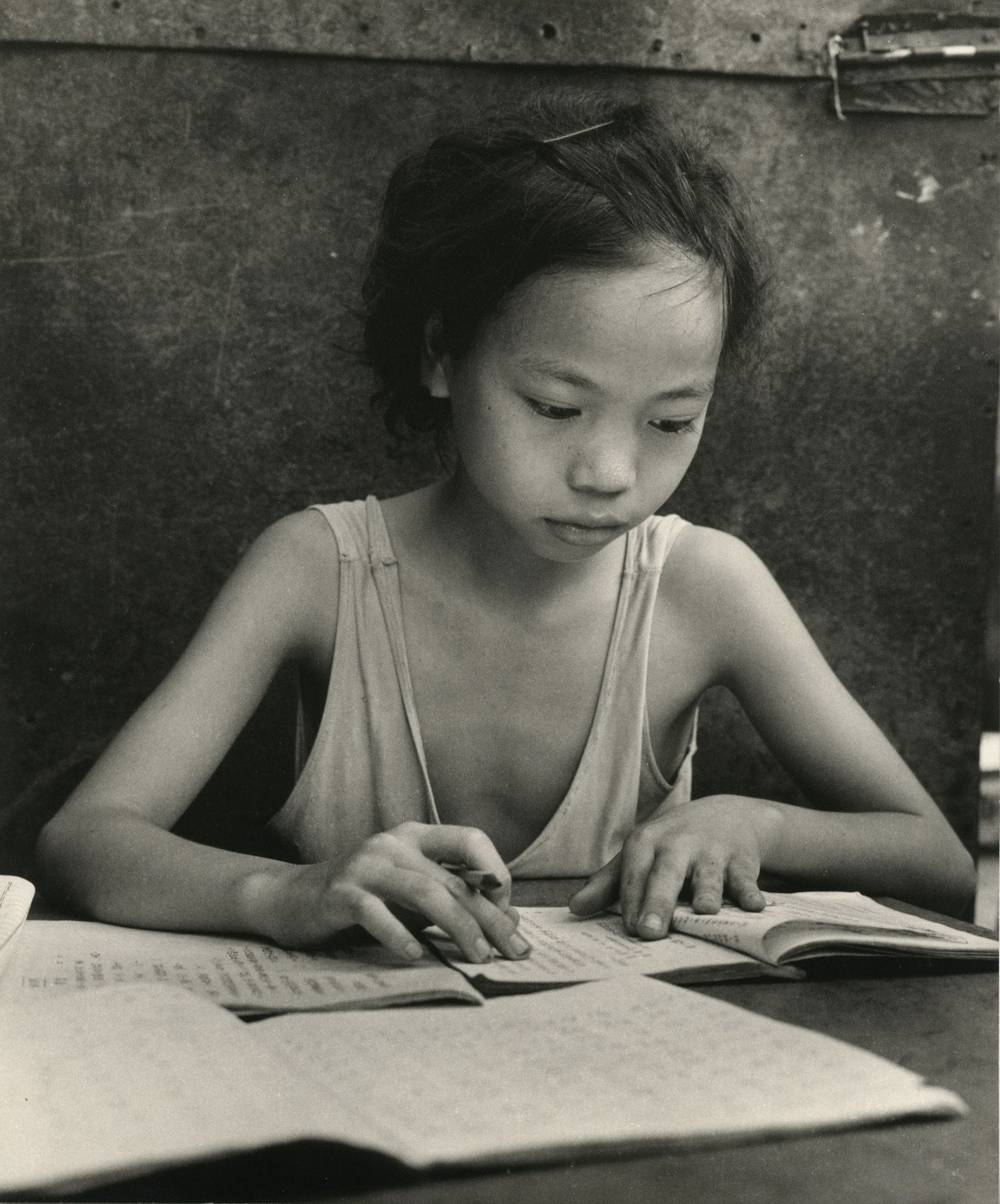 Josef Breitenbach (1896-1984)
Écolière. Hong Kong, 1962.
Épreuve argentique d'époque, signée, titrée et datée à l'encre au verso.
35,3 x 27,8 cm