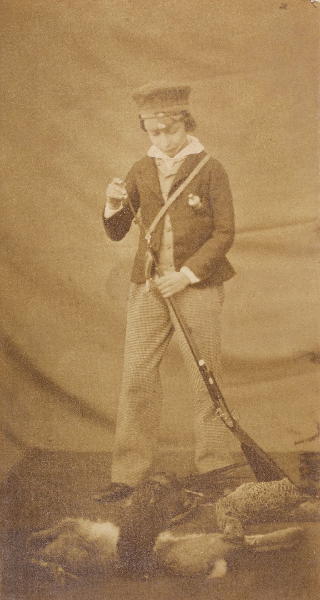 Roger Fenton (1819-1869)
Le Prince Albert Edward, Prince of Wales, futur roi Edward VII (1841-1910), en costume de chasseur, 1854.
Épreuve sur papier salé-albuminé.
20,2 x 10,8 cm

Une épreuve similaire est conservée dans le Royal Collection Trust, Londres.