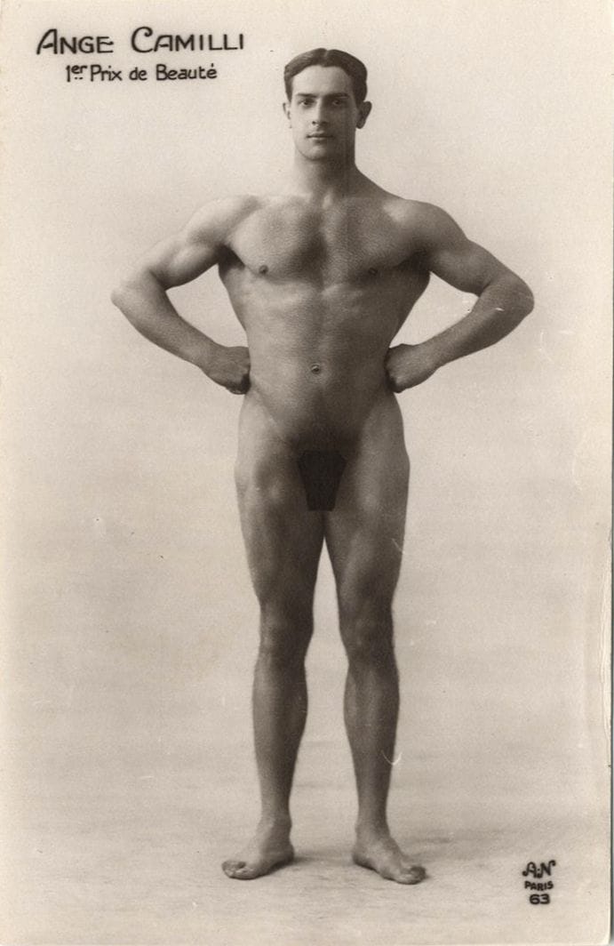 Alfred Noyer et divers
Nus féminins et masculins, c. 1920-1930.
Ange Camili, premier prix de beauté masculine. Nus aux drapés. Nus en extérieur.
15 épreuves argentiques d'époque et reproductions photomécaniques, dont certaines au format carte postale. Quelques crédits de photographes et légendes dans les négatifs.
Formats de : 13 x 8,5 à 15,5 x 11 cm