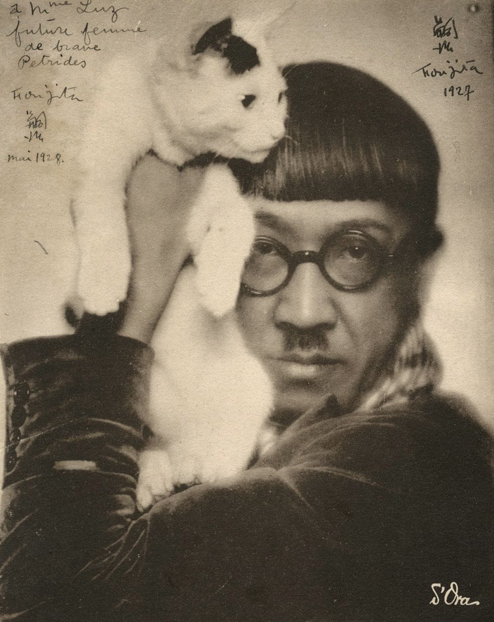 Dora Kallmus, known as Madame d'Ora (1881-1963)
Tsugouharu Foujita, 1927.
Vintage gravure. Photographer's credit, date and Foujita's signature in the negative. Foujita's dedication "À Mme Luz, futur femme de brave Petrides (sic)", ink signature and date upper left.
Image: 21.3 x 17.7 cm / Sheet: 27.7 x 21.5 cm